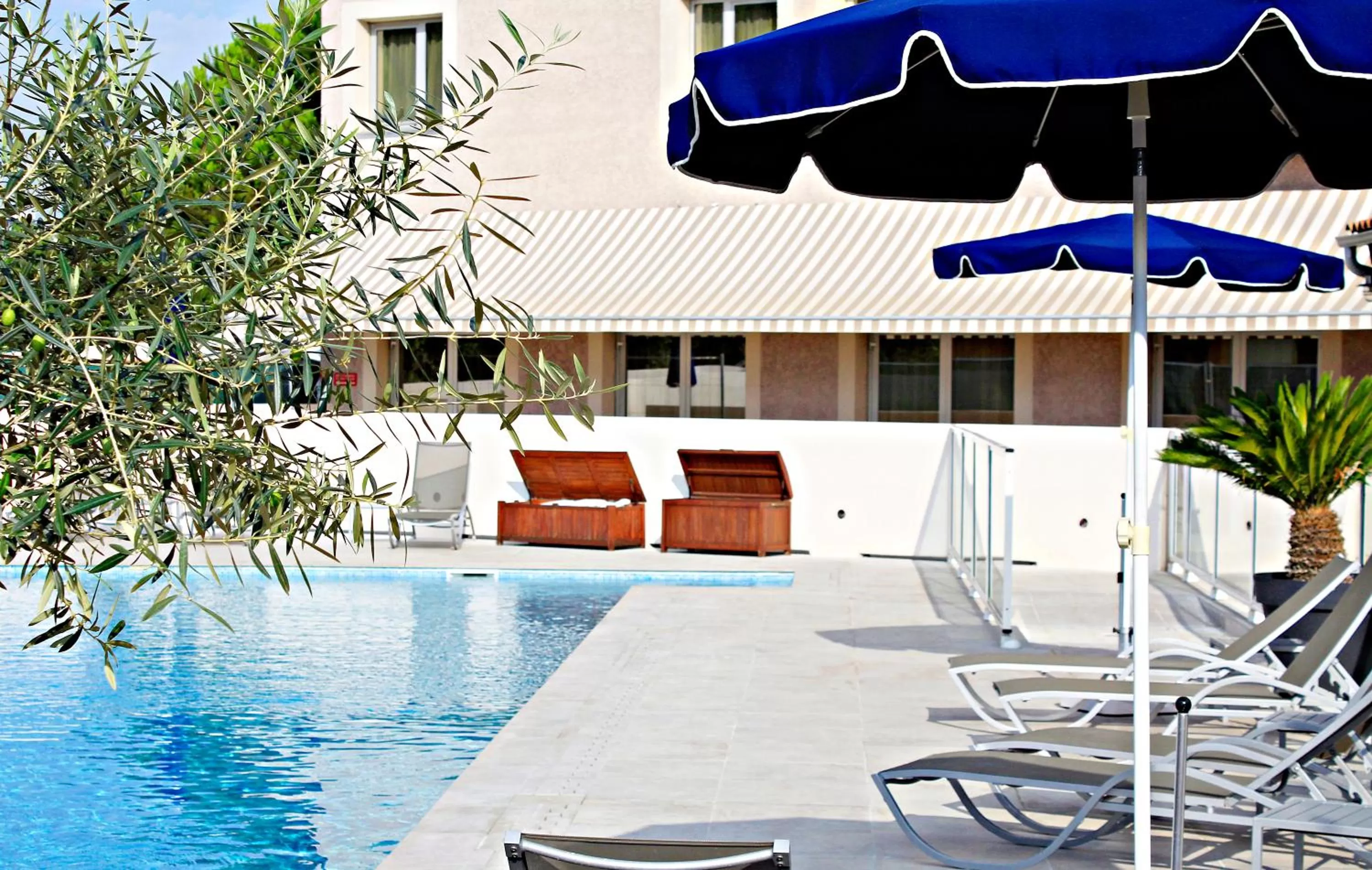 Swimming pool in Best Western Marseille Aeroport