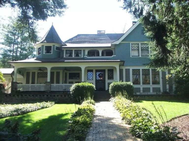 Property Building in Black Walnut B&B Inn