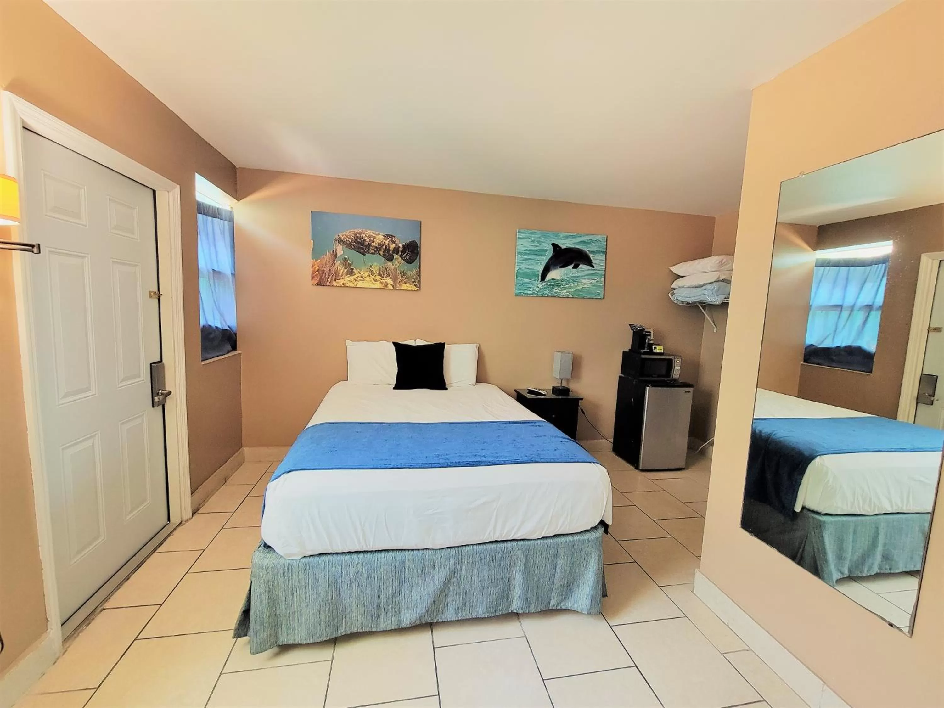 Property building, Bed in Looe Key Reef Resort and Dive Center