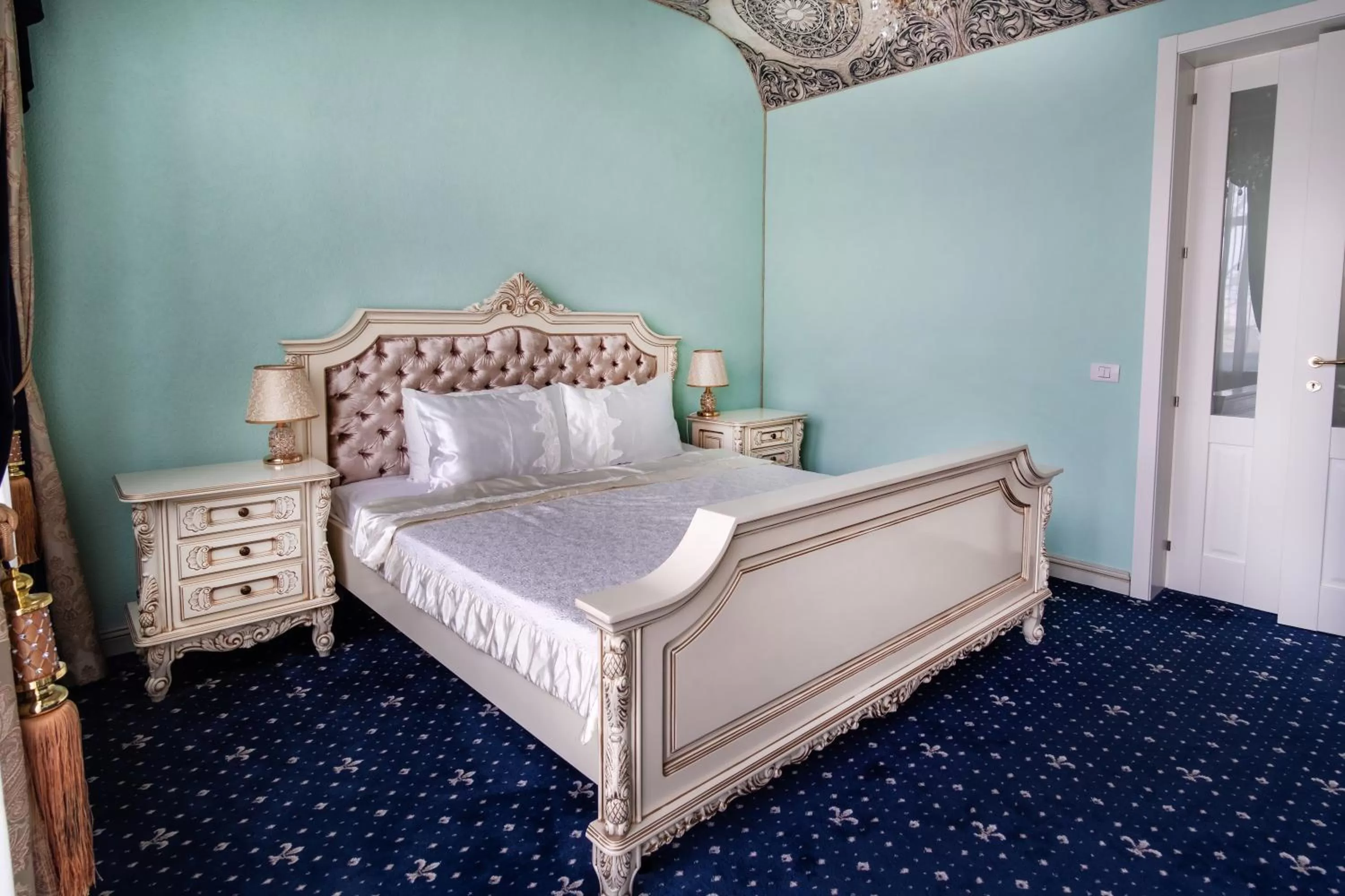 Bed in JMR Royal -Luxury Rooms & Private Sauna