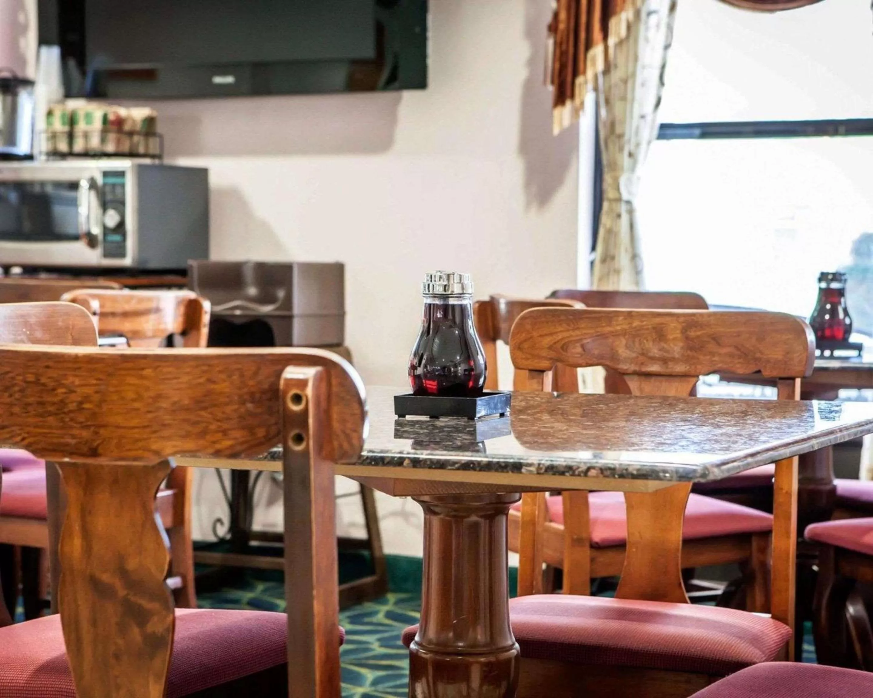 Restaurant/places to eat in Quality Inn Arcola