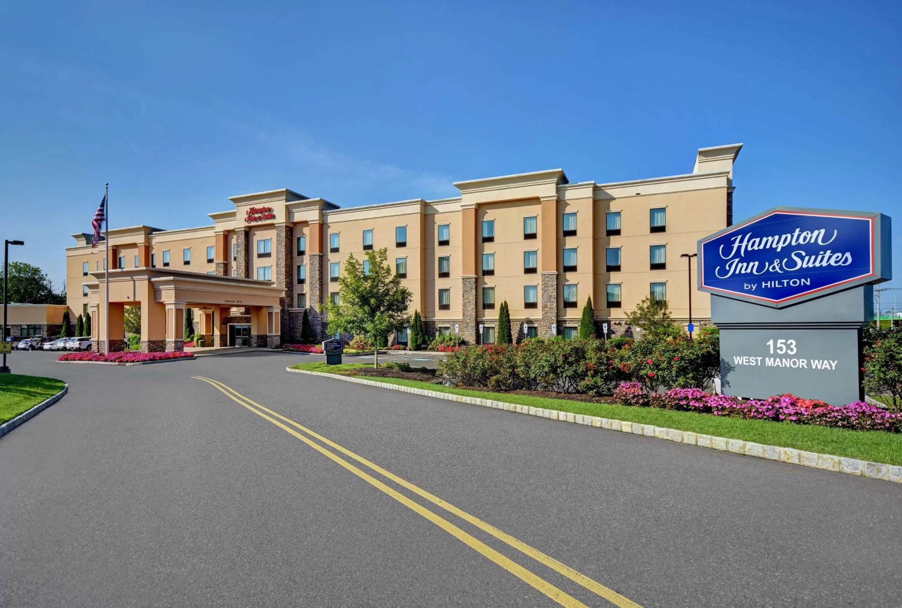 Property building in Hampton Inn and Suites Robbinsville