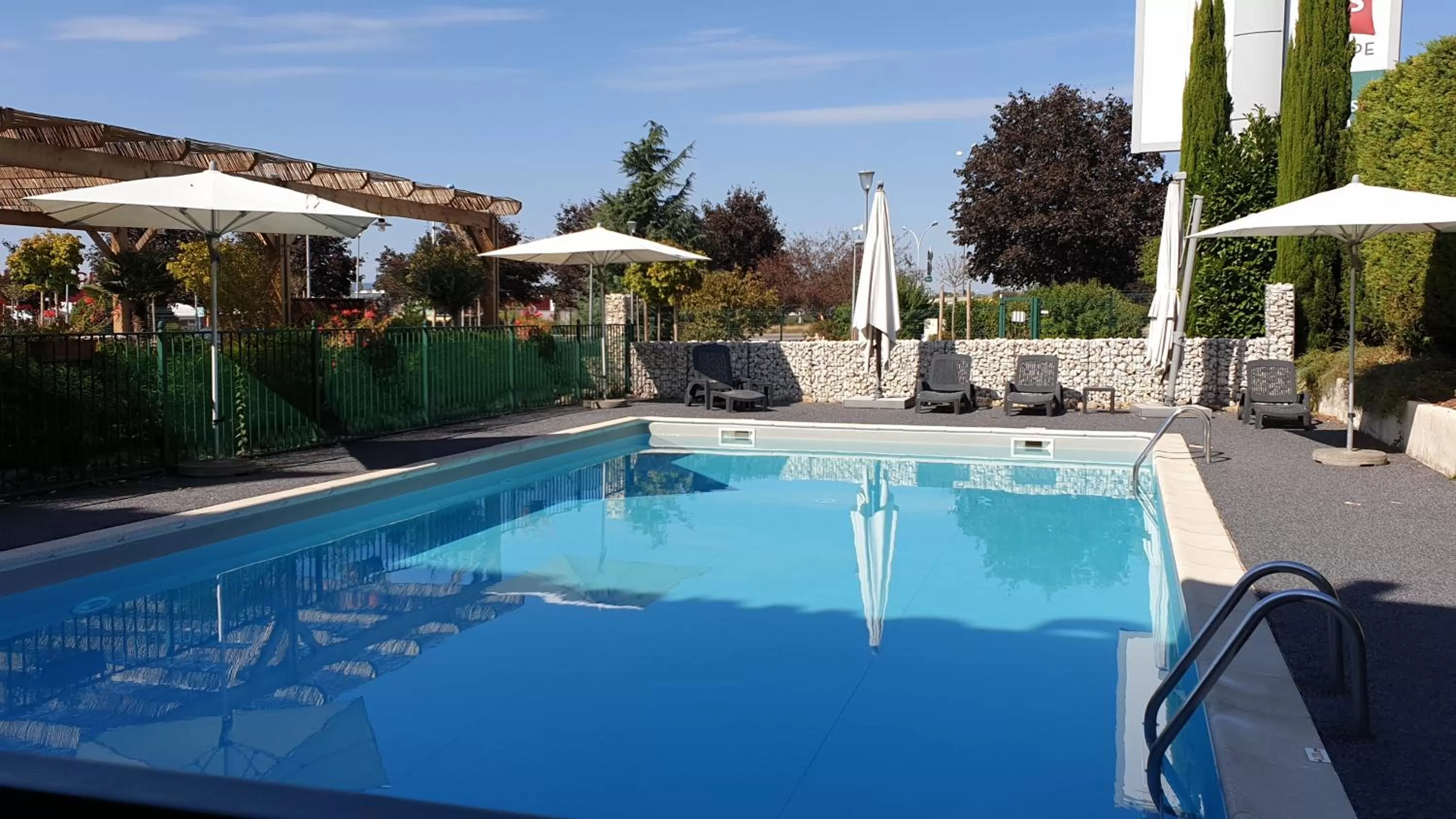 Swimming pool in ibis Europe Chalon Sur Saone