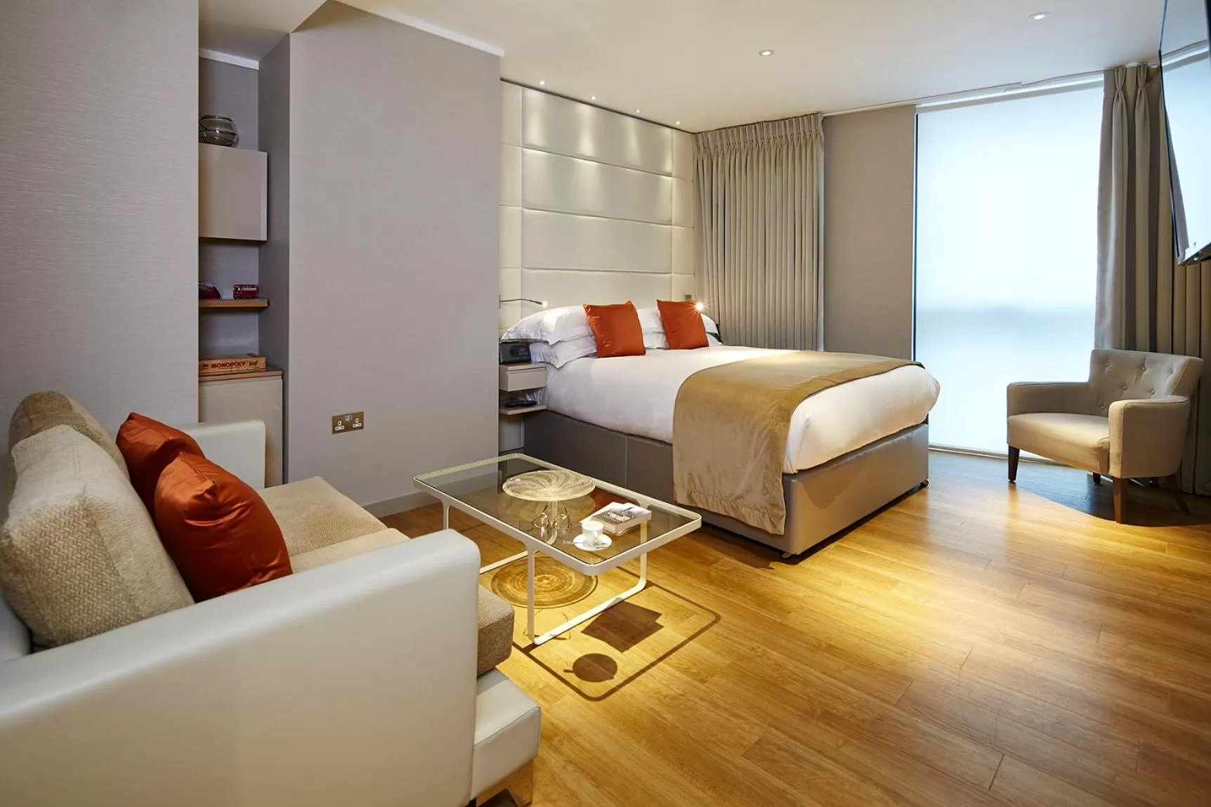 Living room, Bed in Cheval Three Quays at The Tower of London