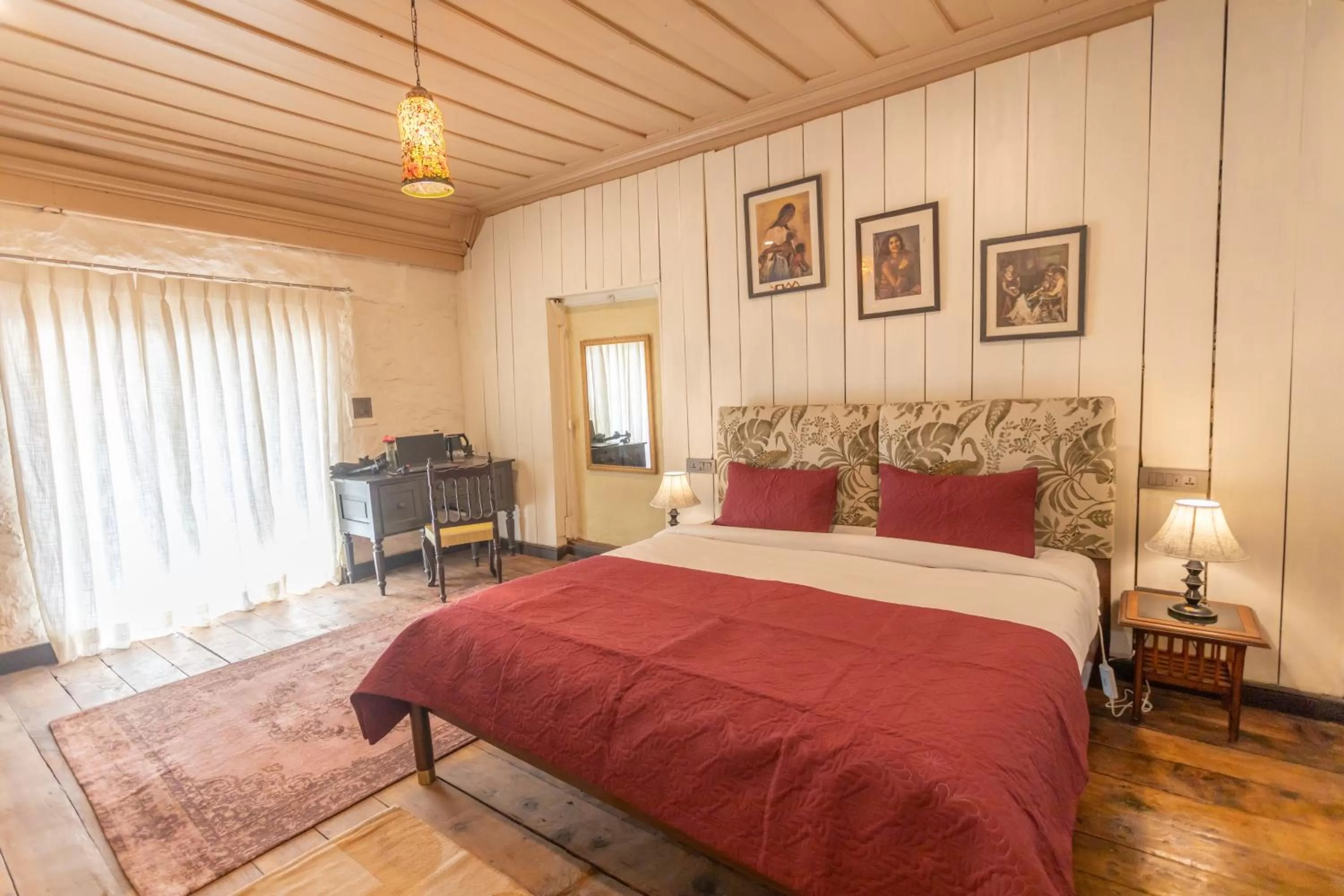 Photo of the whole room, Bed in Seclude Shimla, Taraview