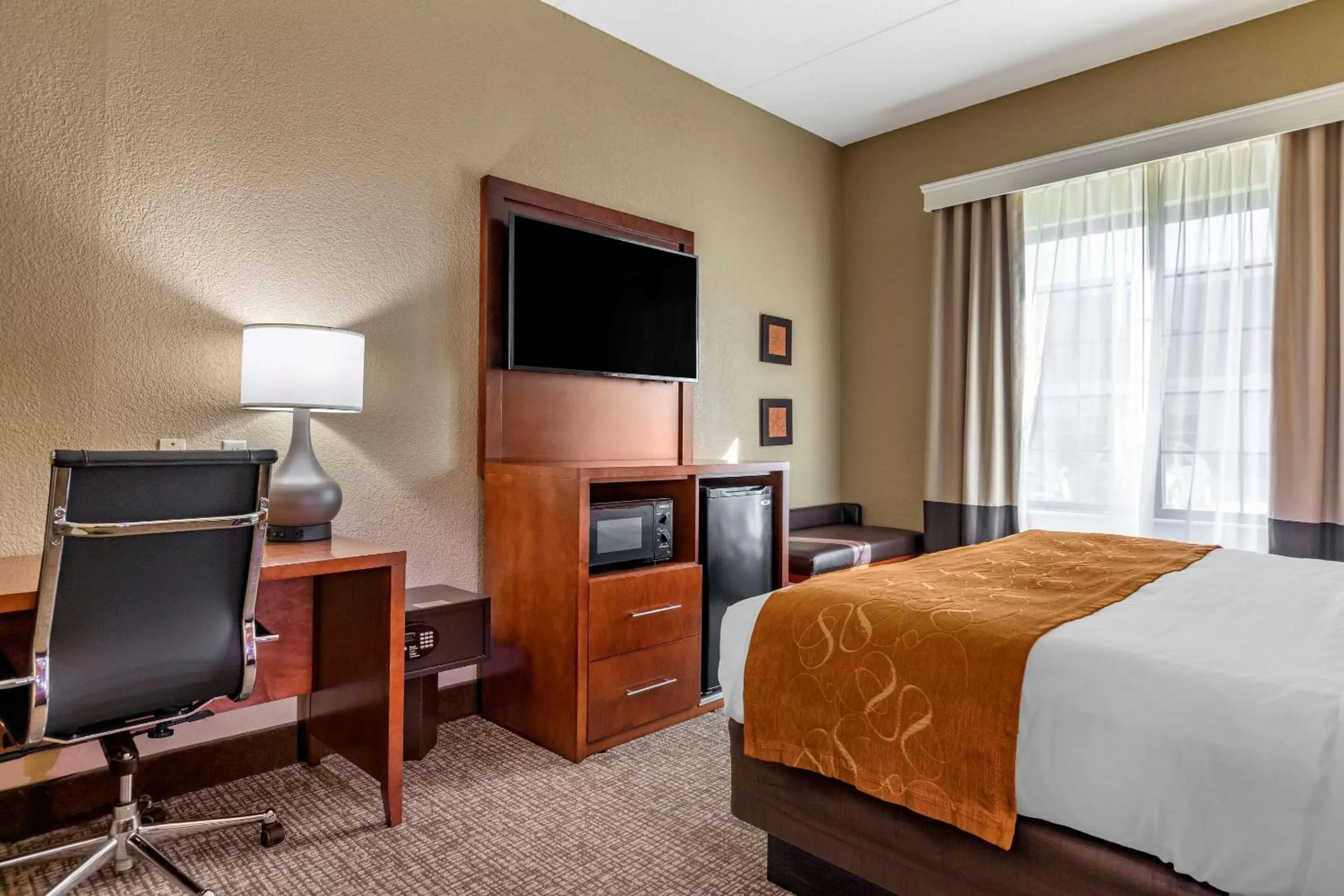 Photo of the whole room, Bed in Comfort Suites Grand Rapids South