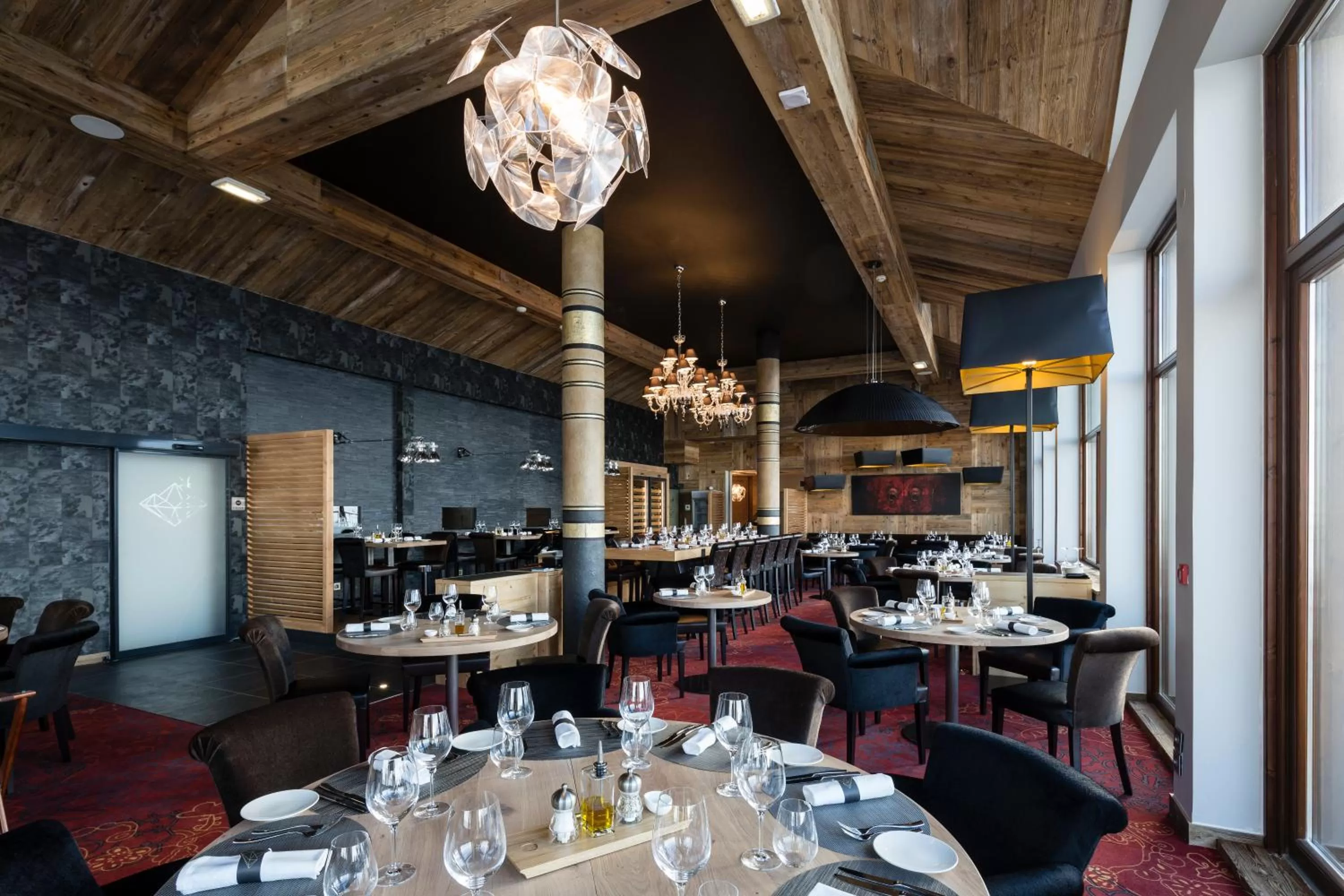 Restaurant/places to eat in Hôtel Koh-I Nor by Les Etincelles