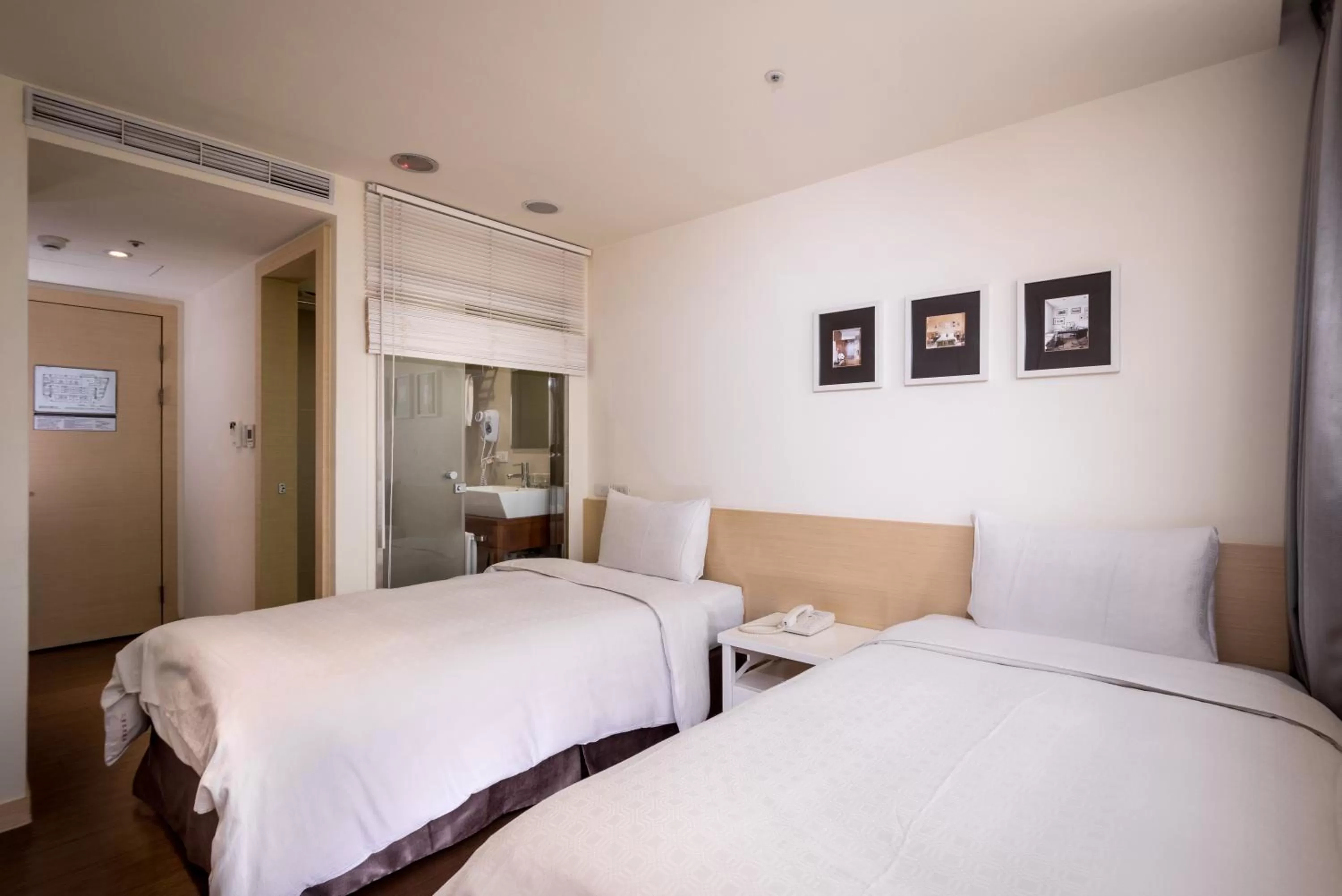 Photo of the whole room, Bed in Wemeet Hotel Taipei