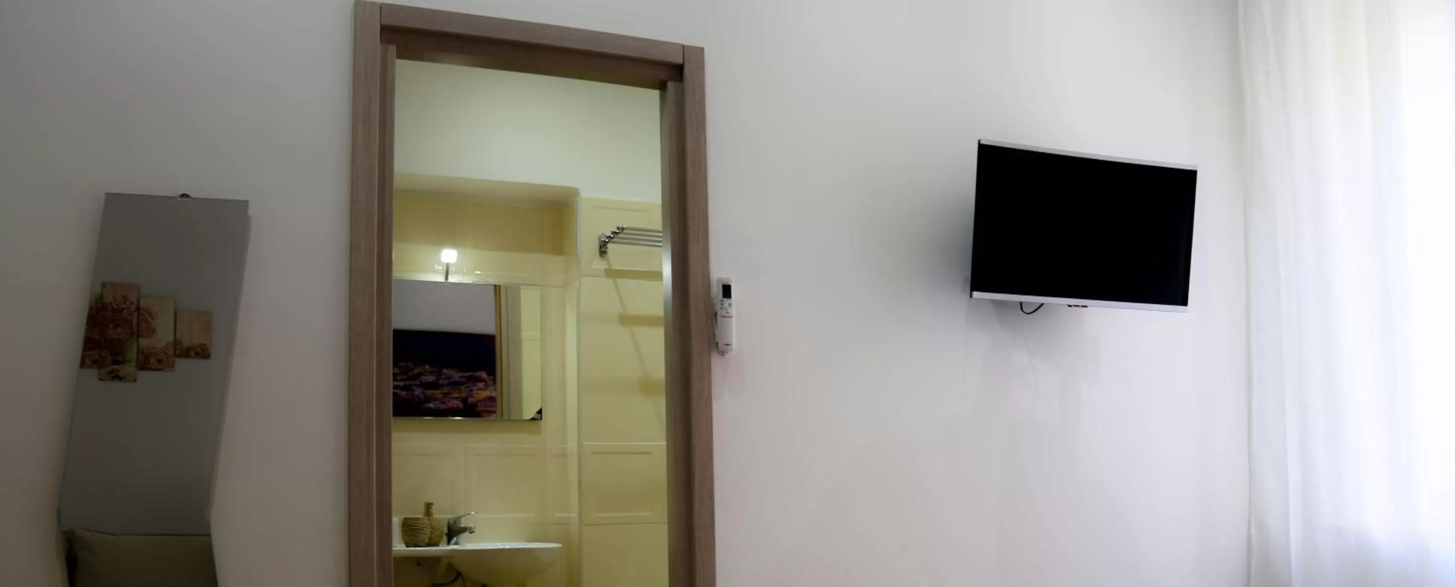 Decorative detail, TV/Entertainment Center in B&B Caracciolo 109