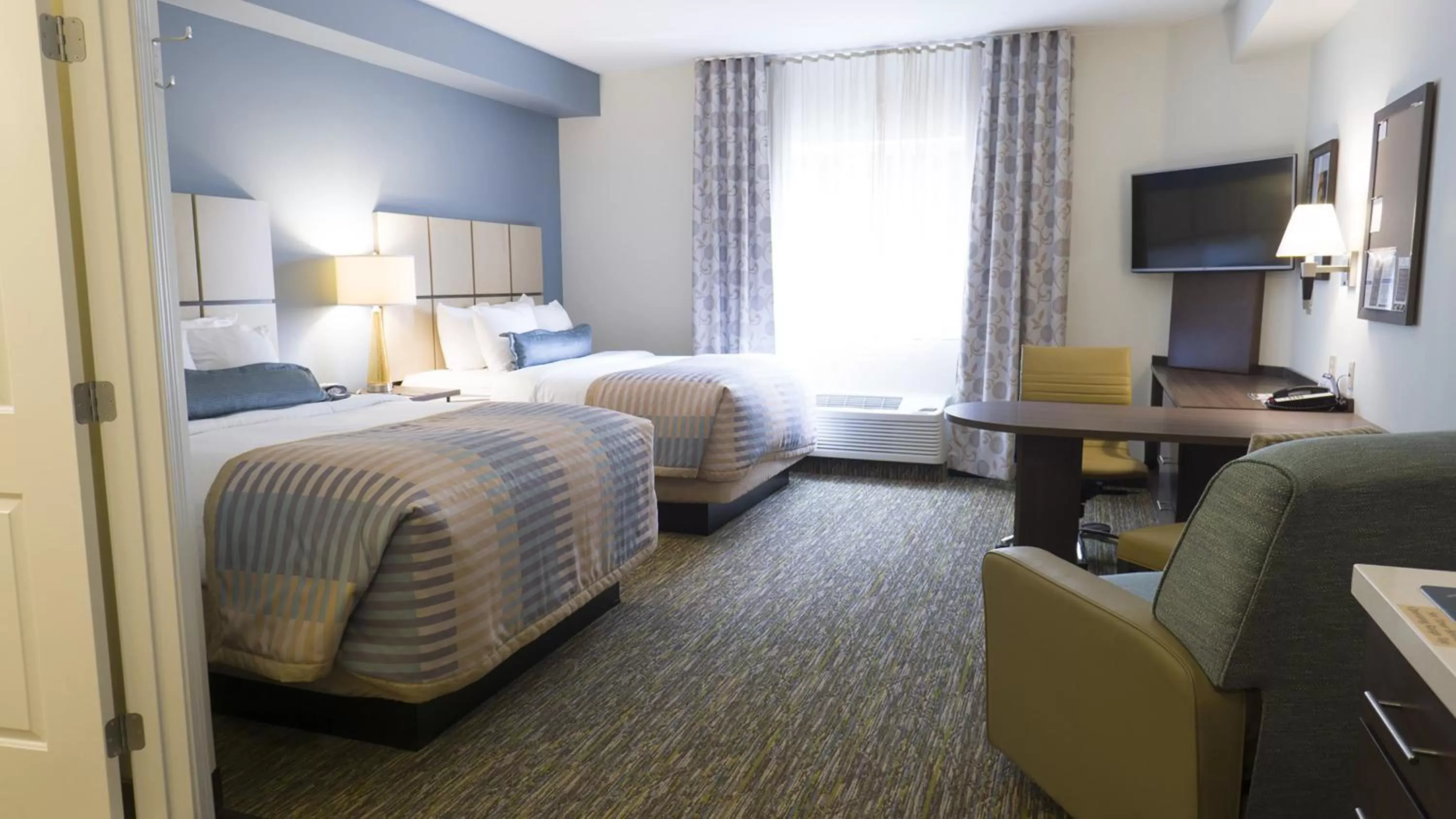 Photo of the whole room, Bed in Candlewood Suites Vancouver/Camas by IHG