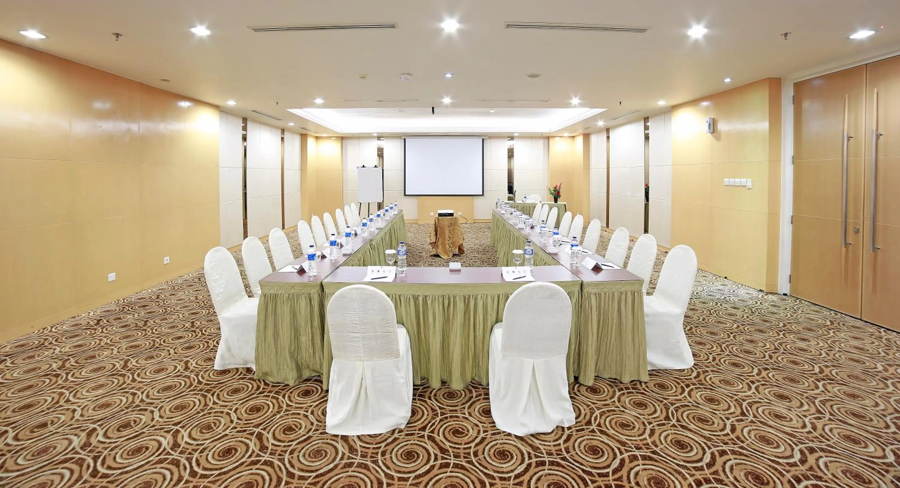 Meeting/conference room in All Sedayu Hotel Kelapa Gading