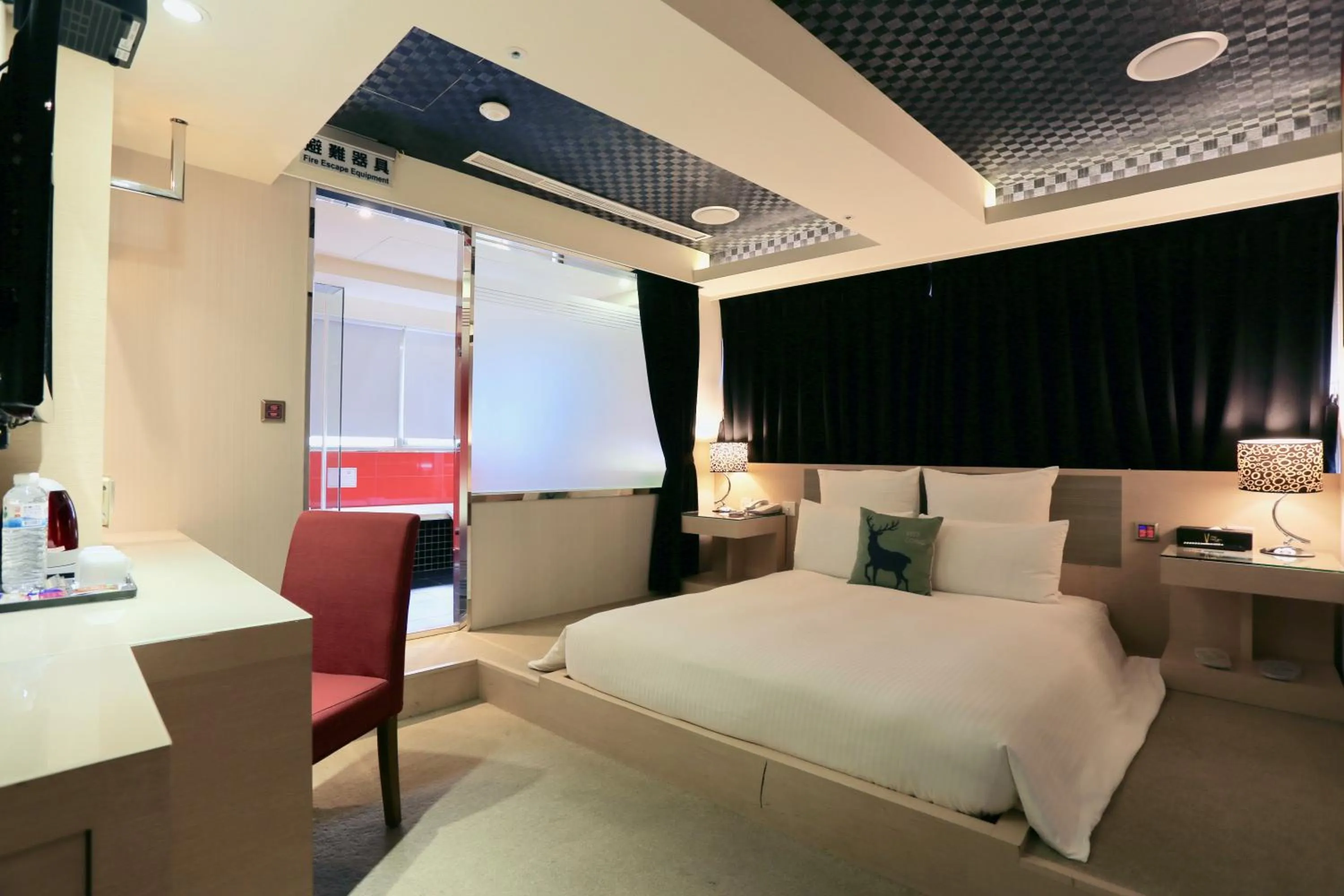 Photo of the whole room, Bed in V-one Vogue Hotel