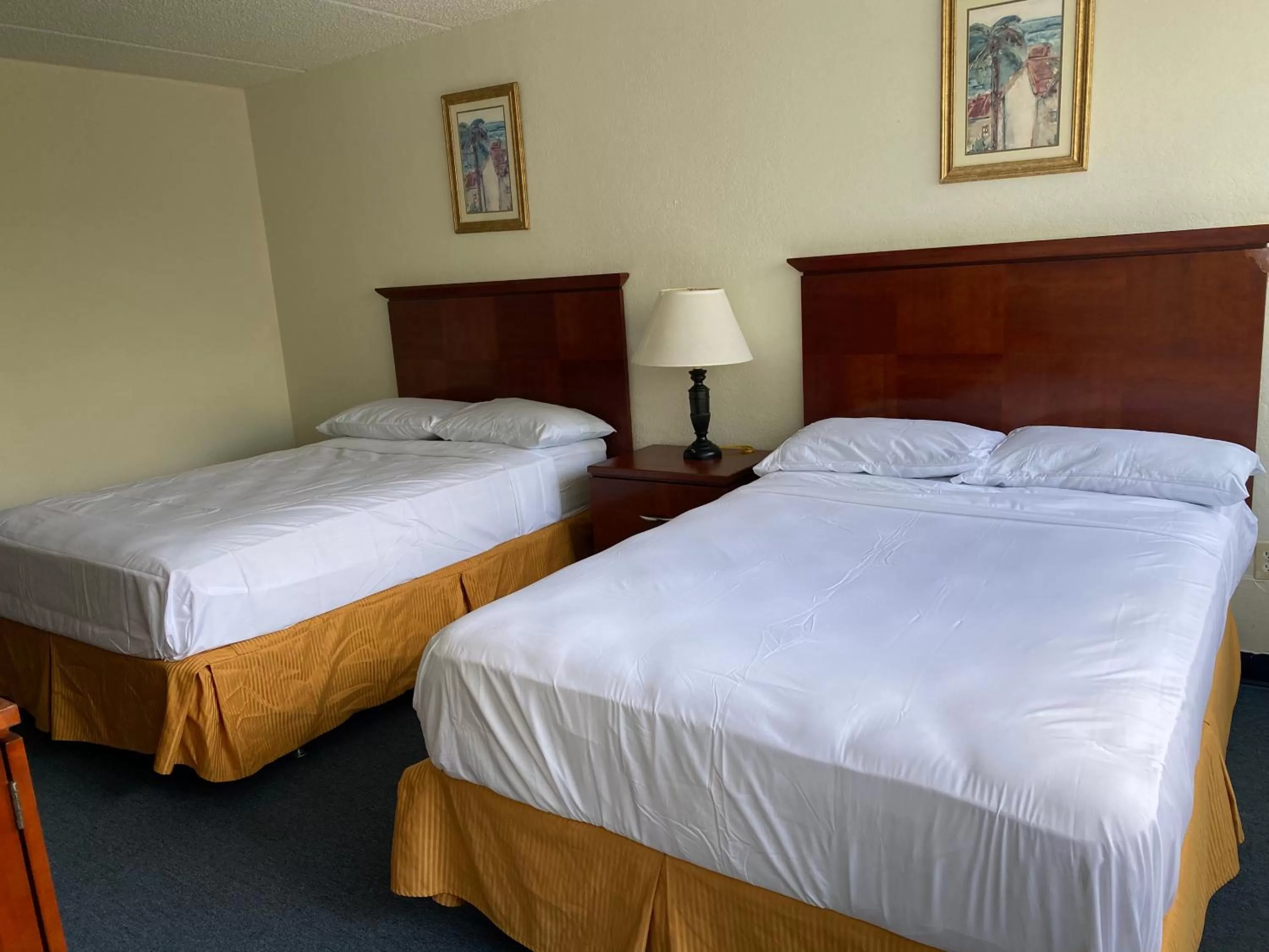 Bed in Miami Gardens Inn & Suites