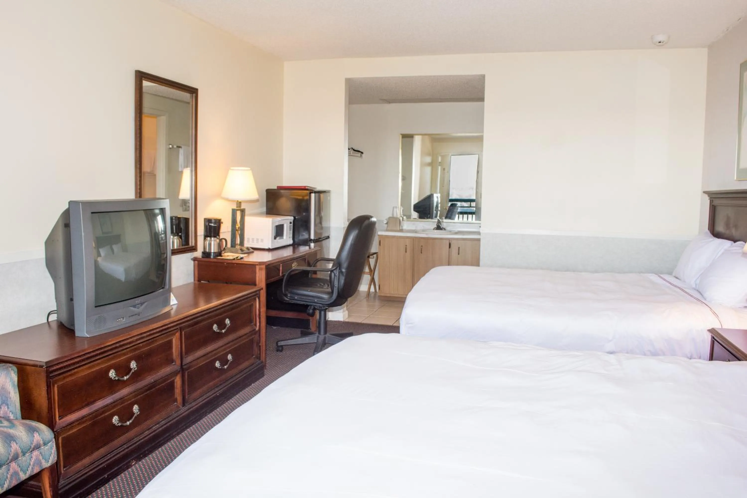 Photo of the whole room, Bed in Hawk's Nest Lodge