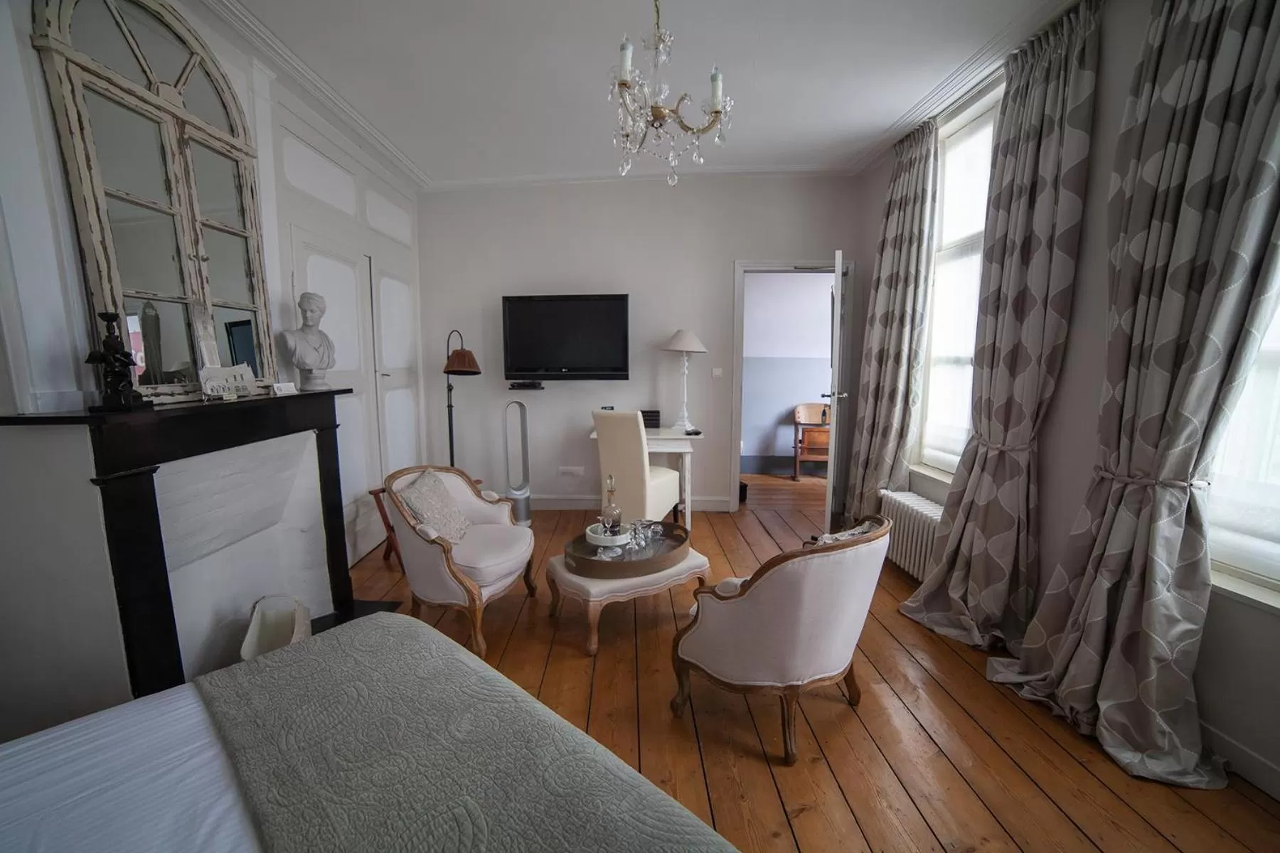 Photo of the whole room, Bed in Bienvenue Chez Nous