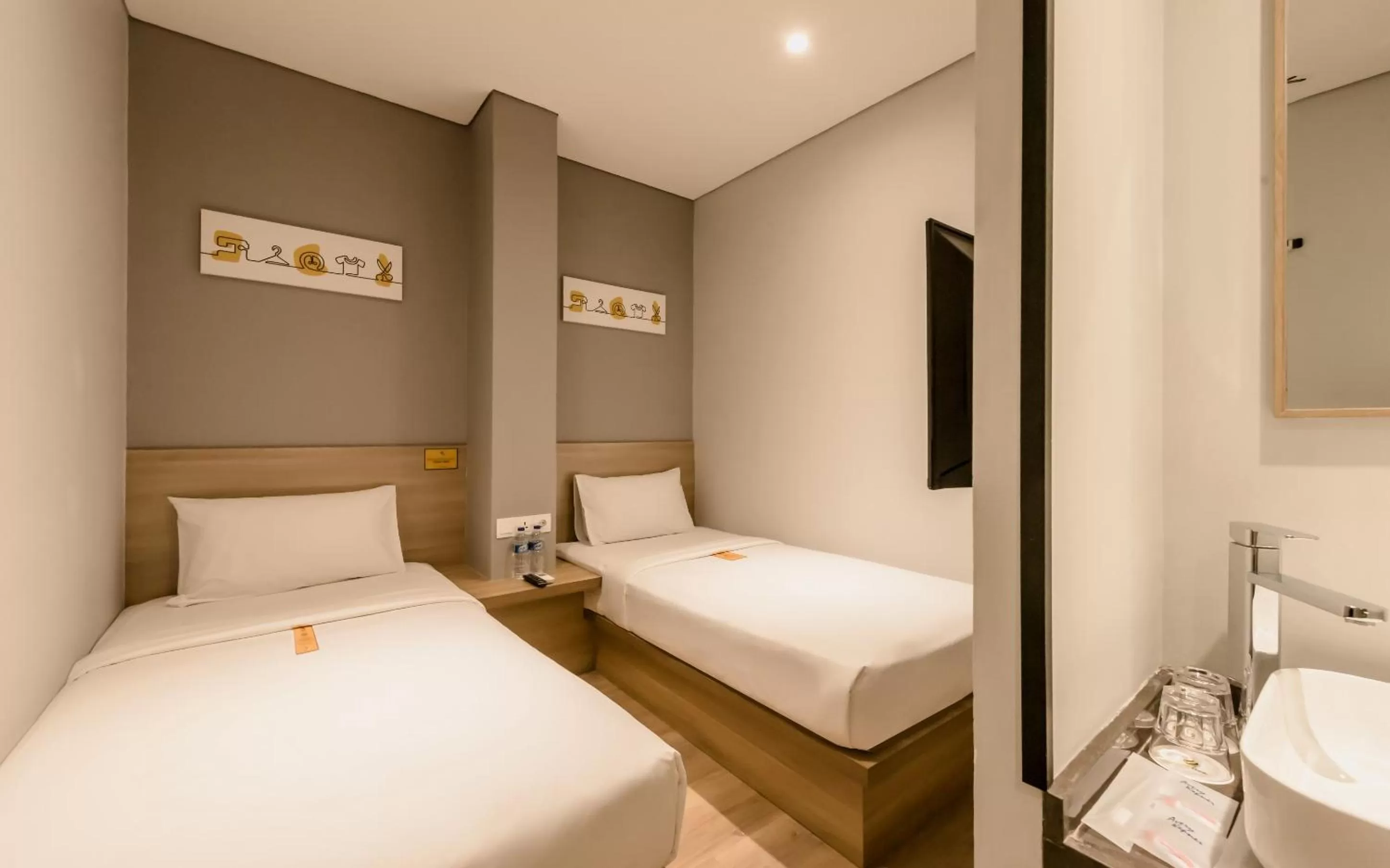 Bedroom, Bed in Yellow Bee Tanah Abang
