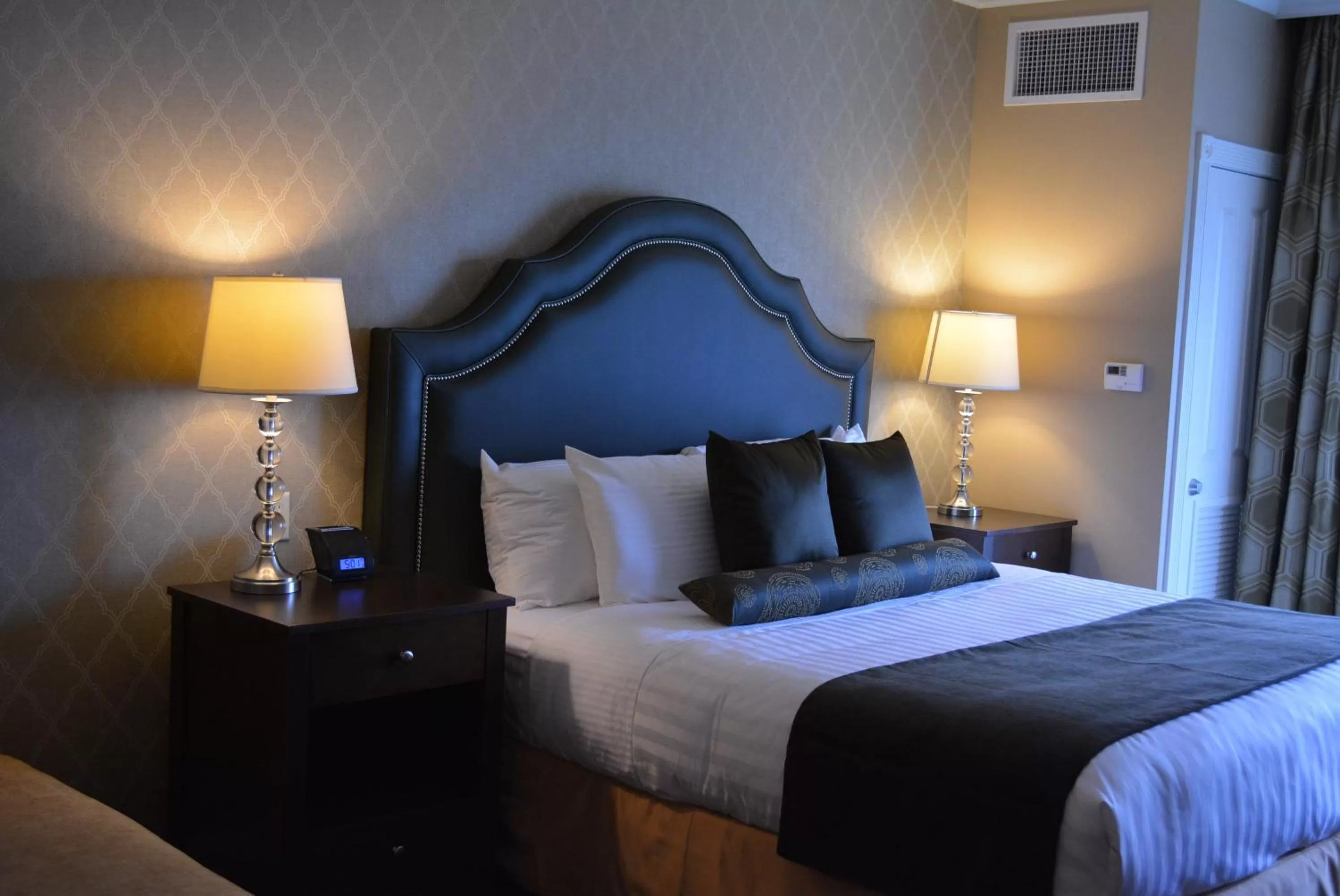 Bed in Majestic Inn and Spa