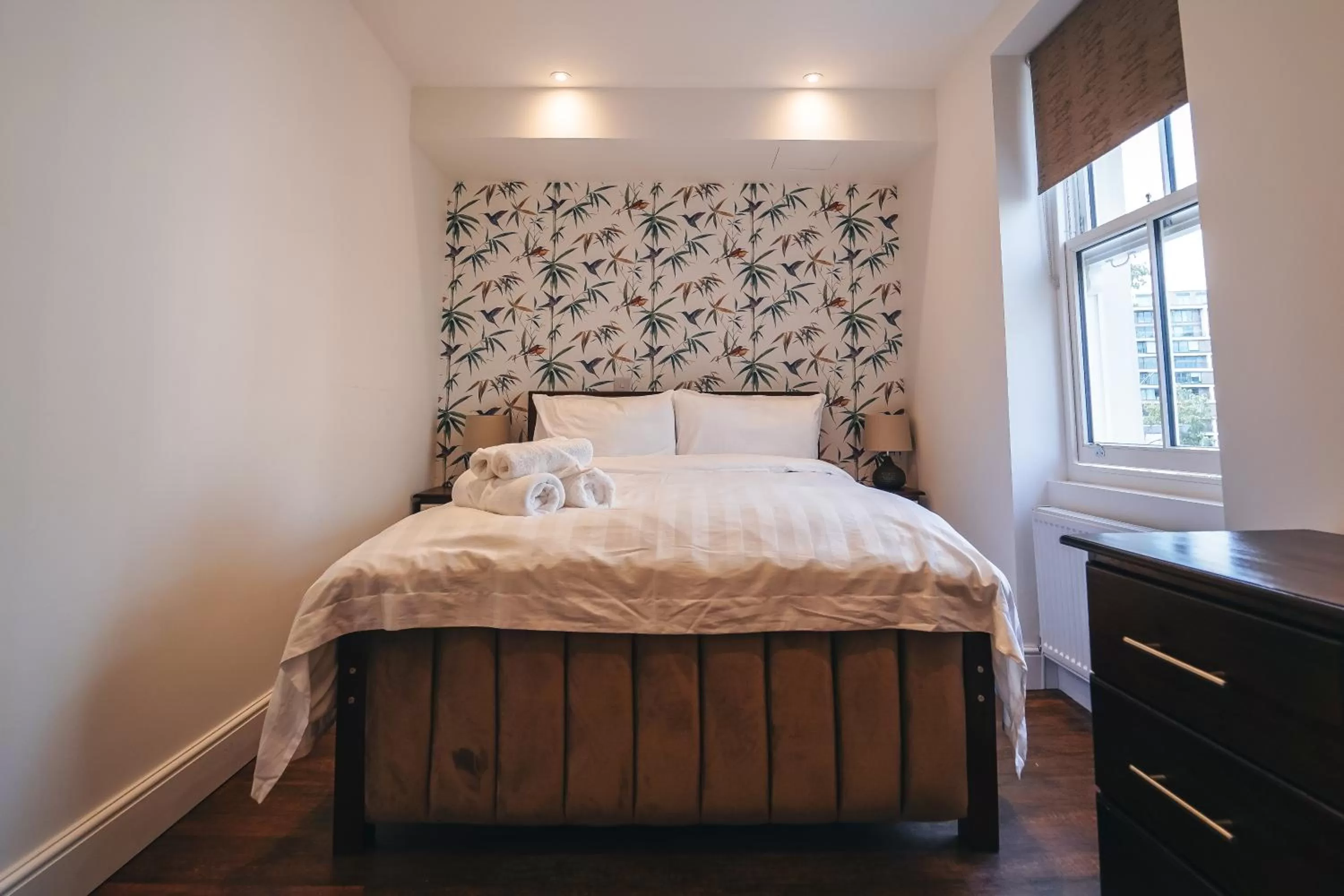 Bedroom, Bed in The Avonmore Olympia