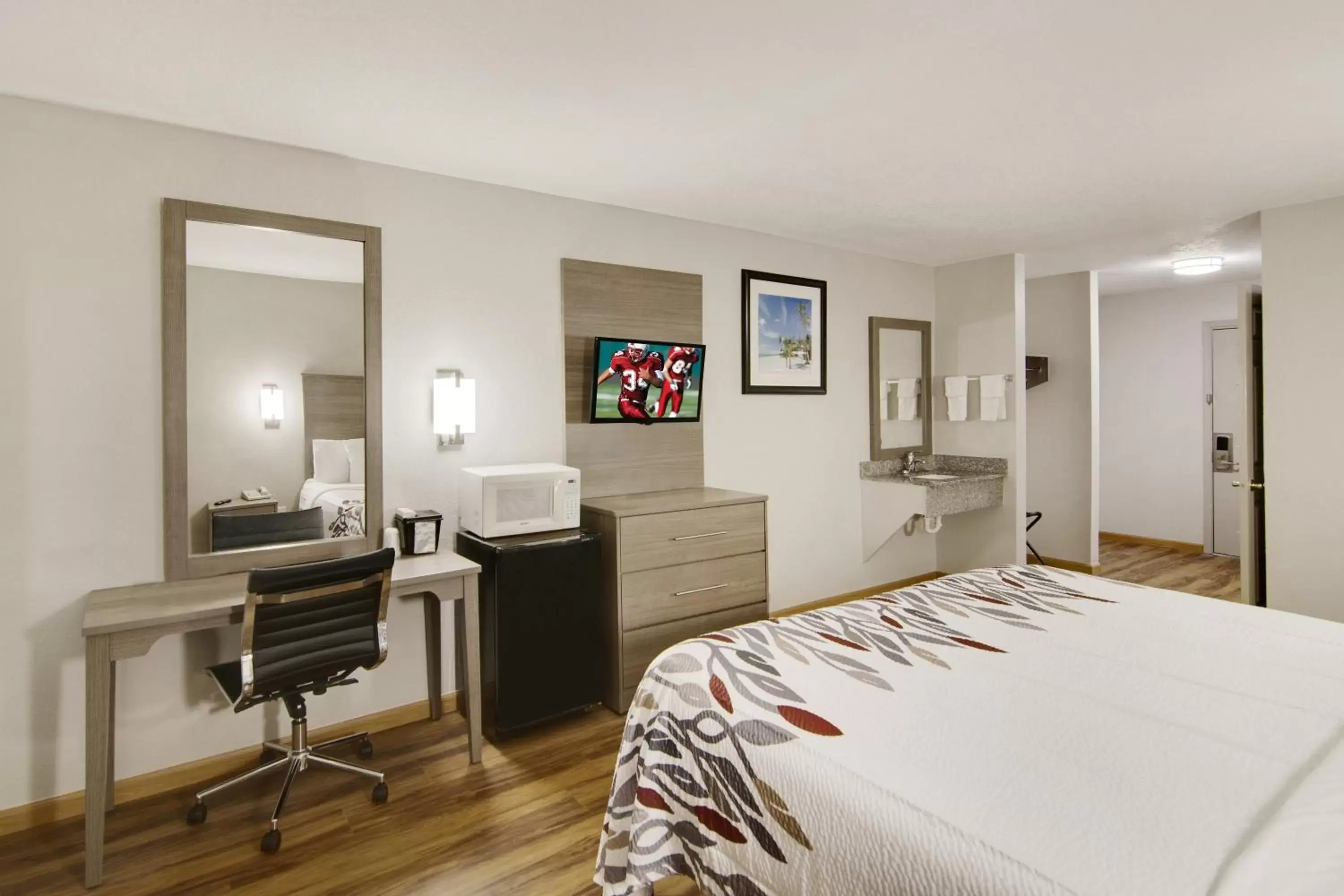 Deluxe King Room Disability Access Roll-in Shower Non-Smoking in Red Roof Inn & Suites Pensacola-NAS Corry Deluxe King Room Disability Access Roll-in Shower Non-Smoking in Red Roof Inn & Suites Pensacola-NAS Corry