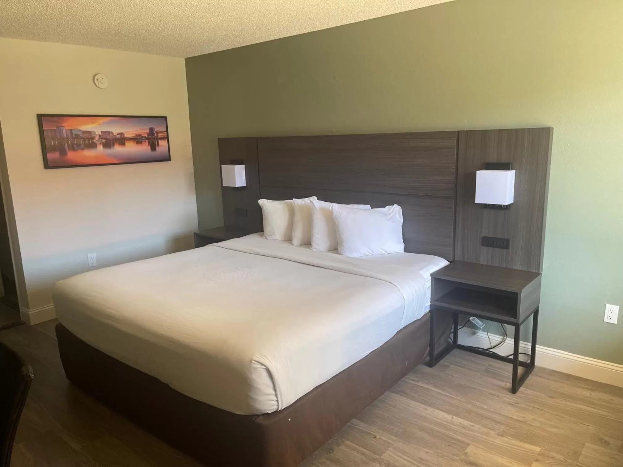 Bed in Quality Inn & Suites Orlando East - UCF Area