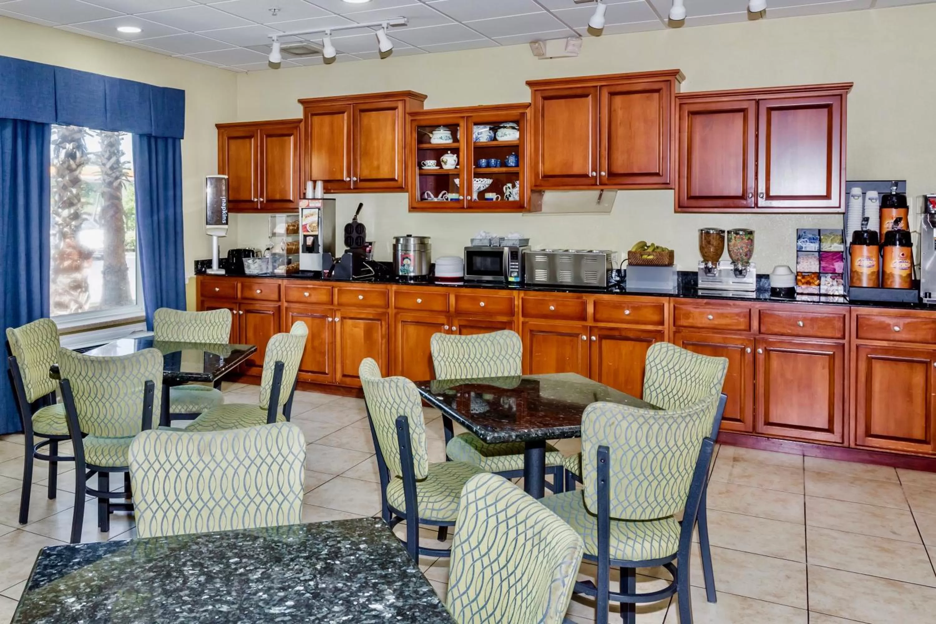 Dining area in Days Inn & Suites by Wyndham Savannah North I-95