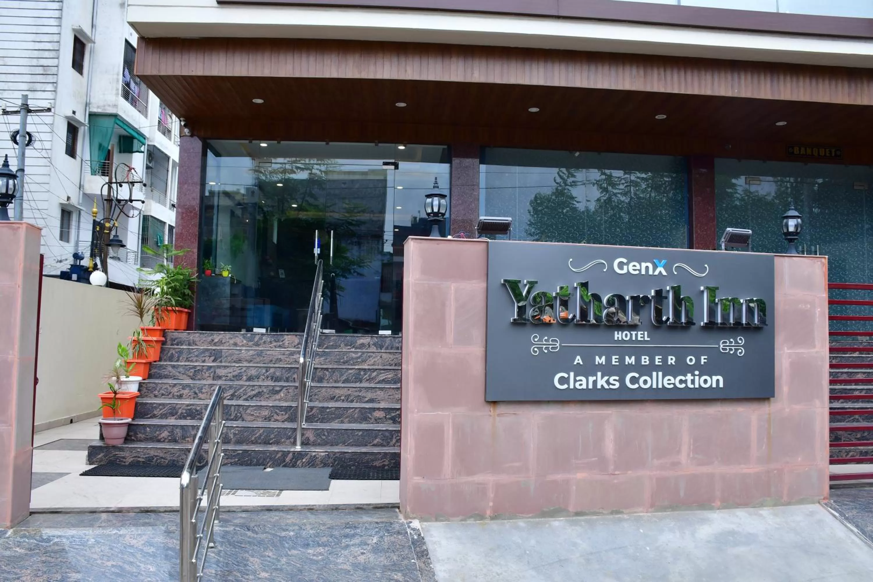 Facade/entrance in Hotel Yatharth Inn