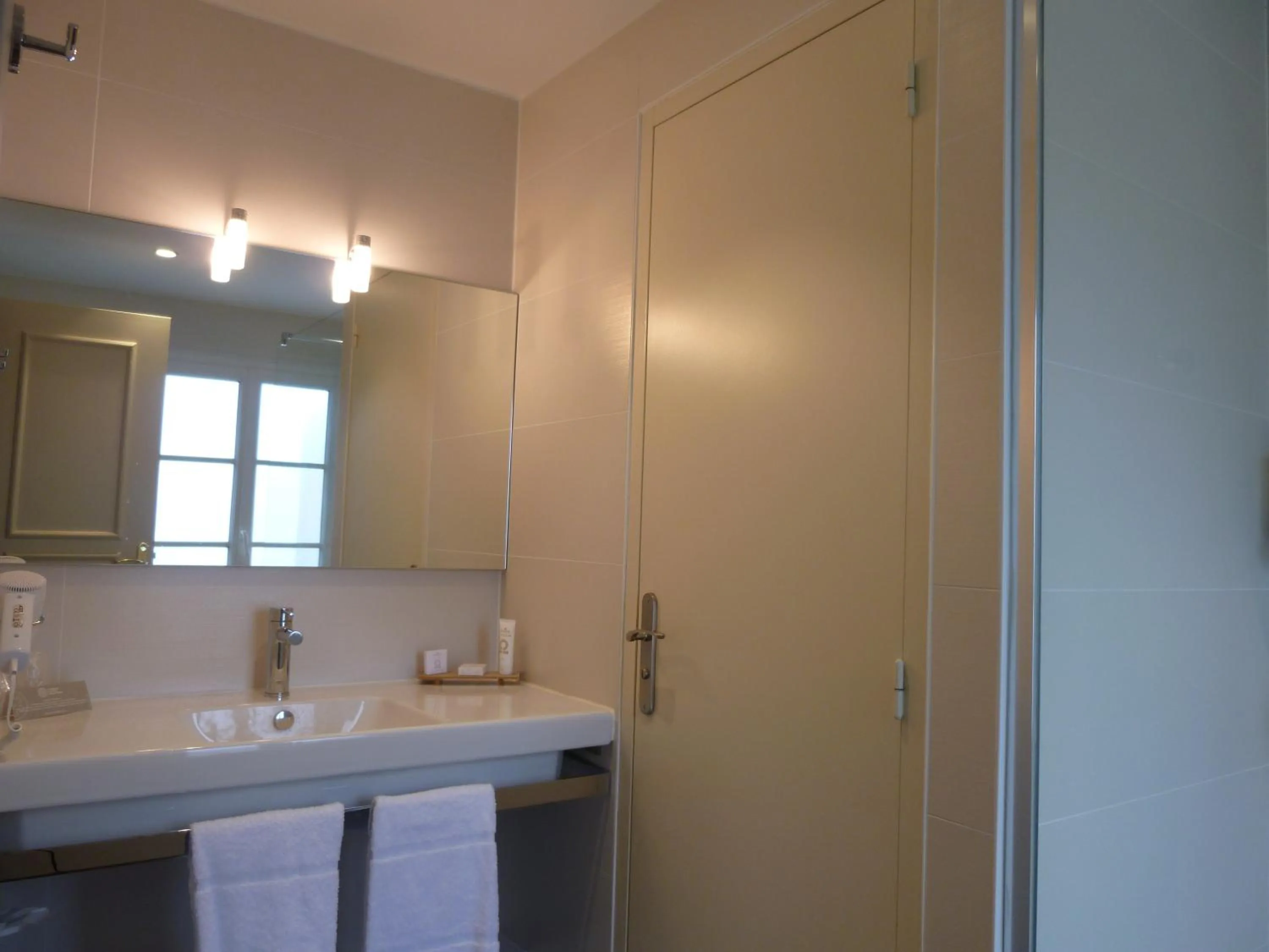 Bathroom in Hôtel Grand Monarque