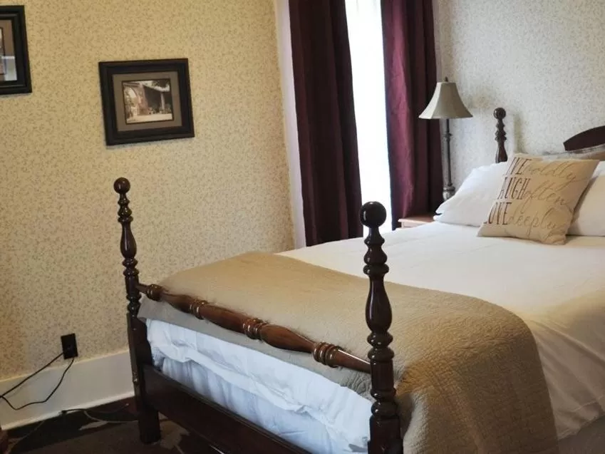 Standard Queen Room in The Doctor's Inn