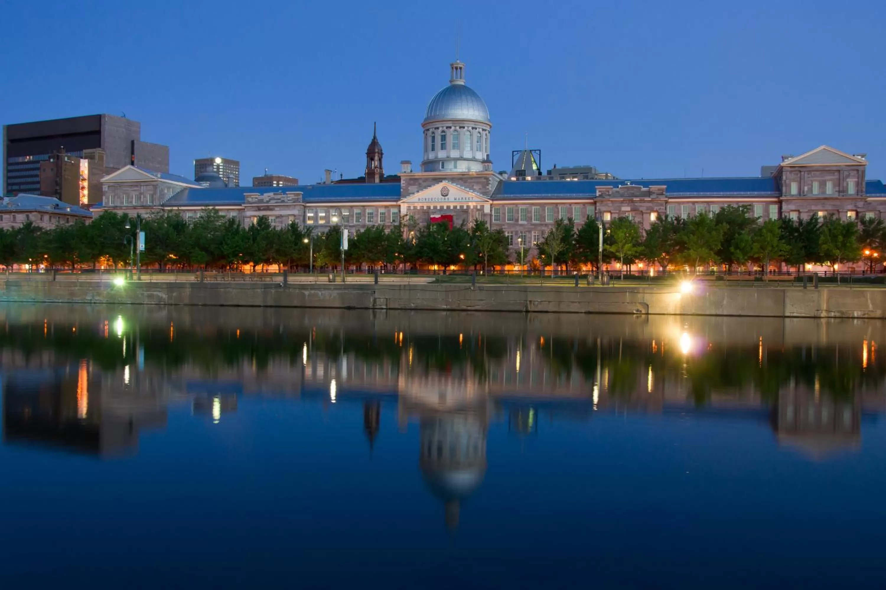 Nearby landmark, Swimming Pool in Hôtels Gouverneur Montréal - Île Charron