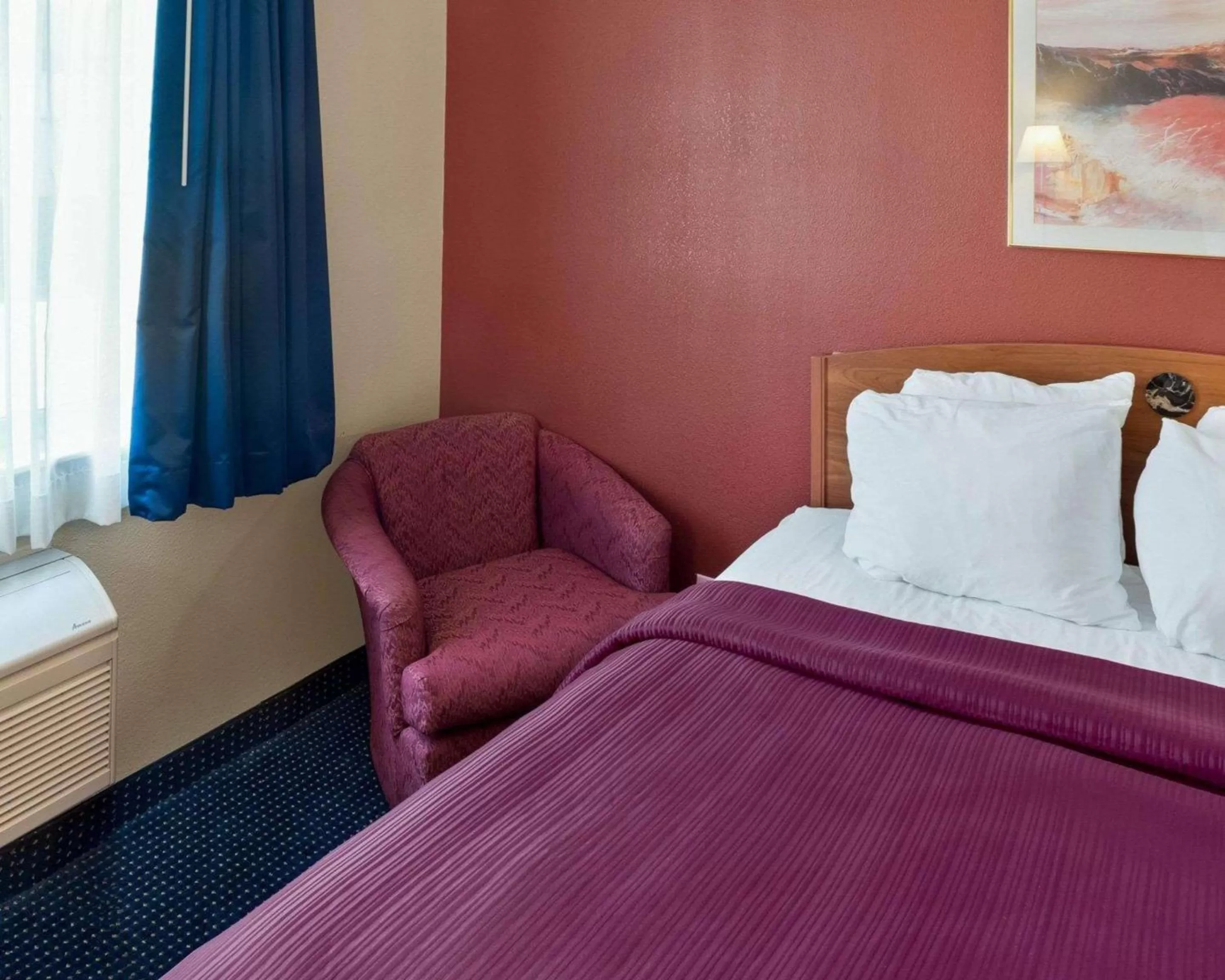 Photo of the whole room, Bed in Quality Inn Lakeville North