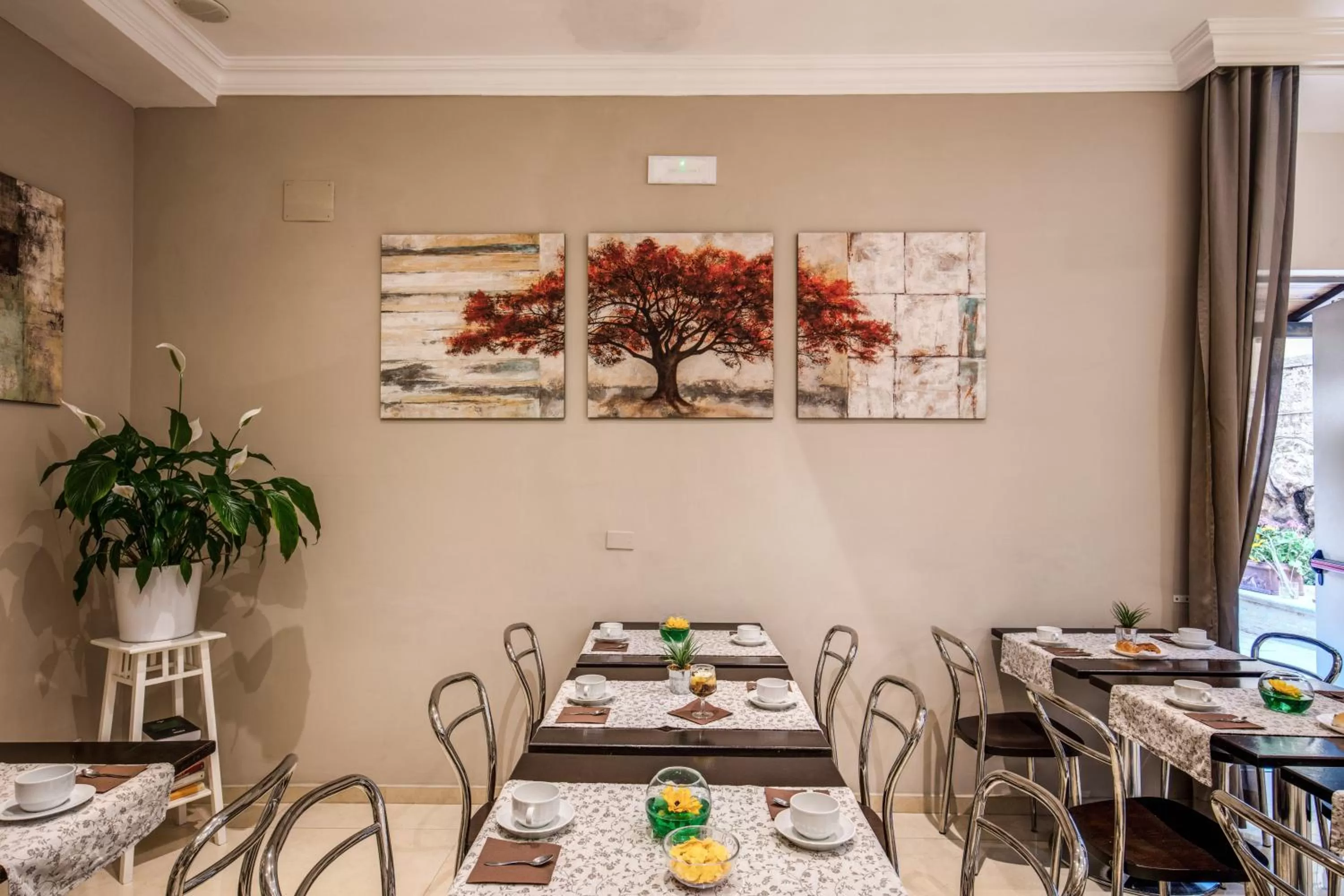 Restaurant/places to eat in Rome Garden Hotel