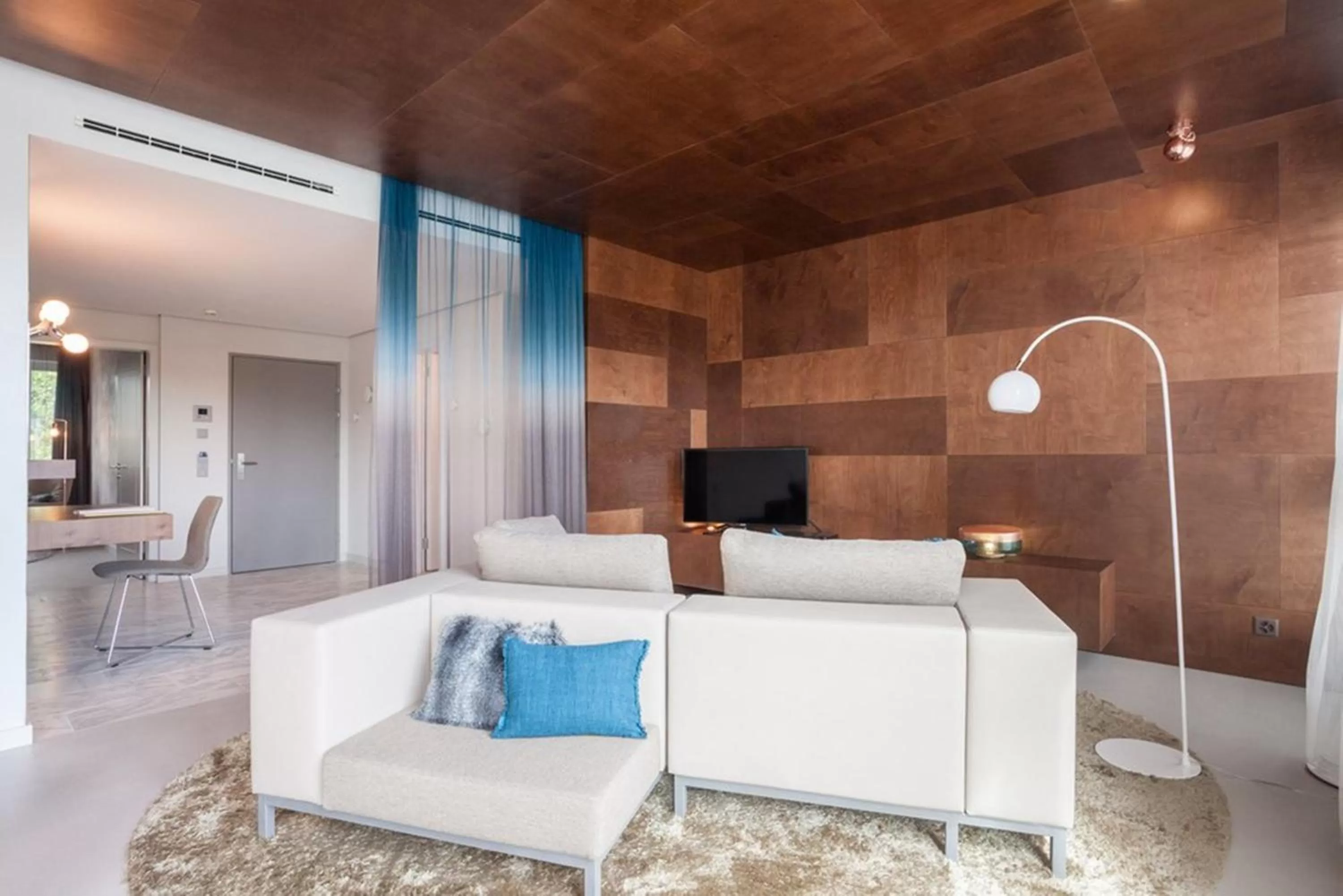 TV and multimedia in EMA House Hotel Suites