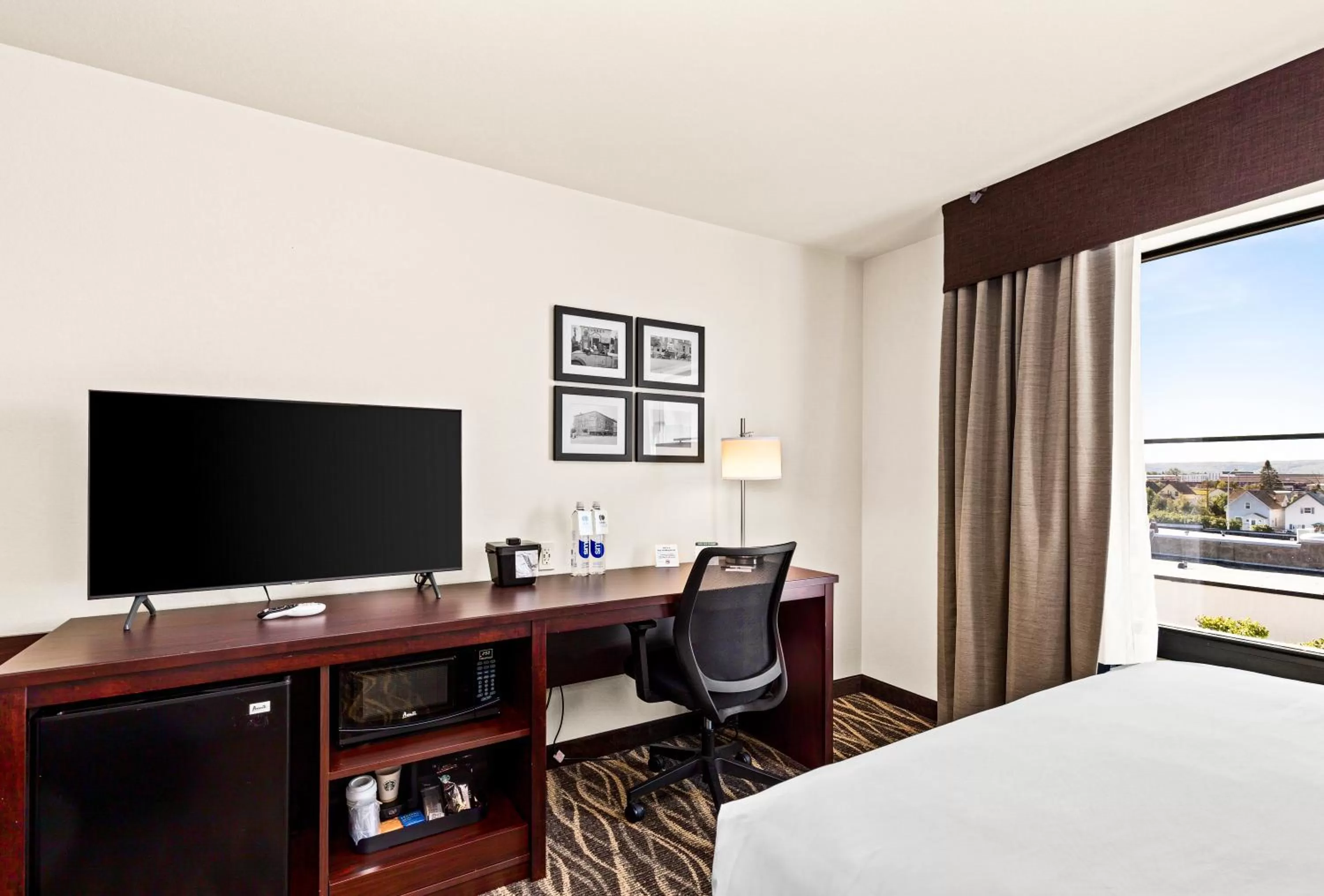 TV and multimedia, Bed in Cobblestone Hotel & Suites - Superior Duluth
