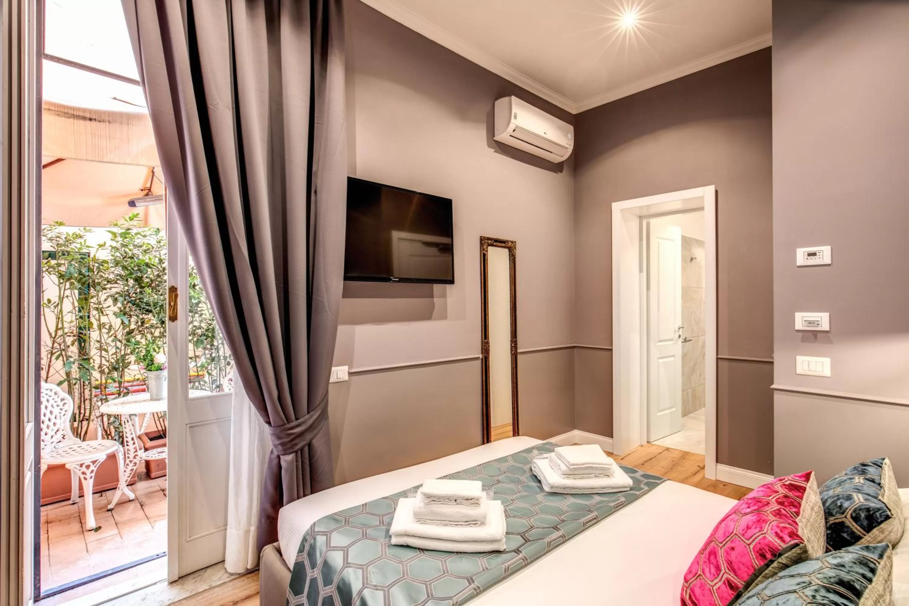 Bed in Tree Charme Parliament Boutique Hotel