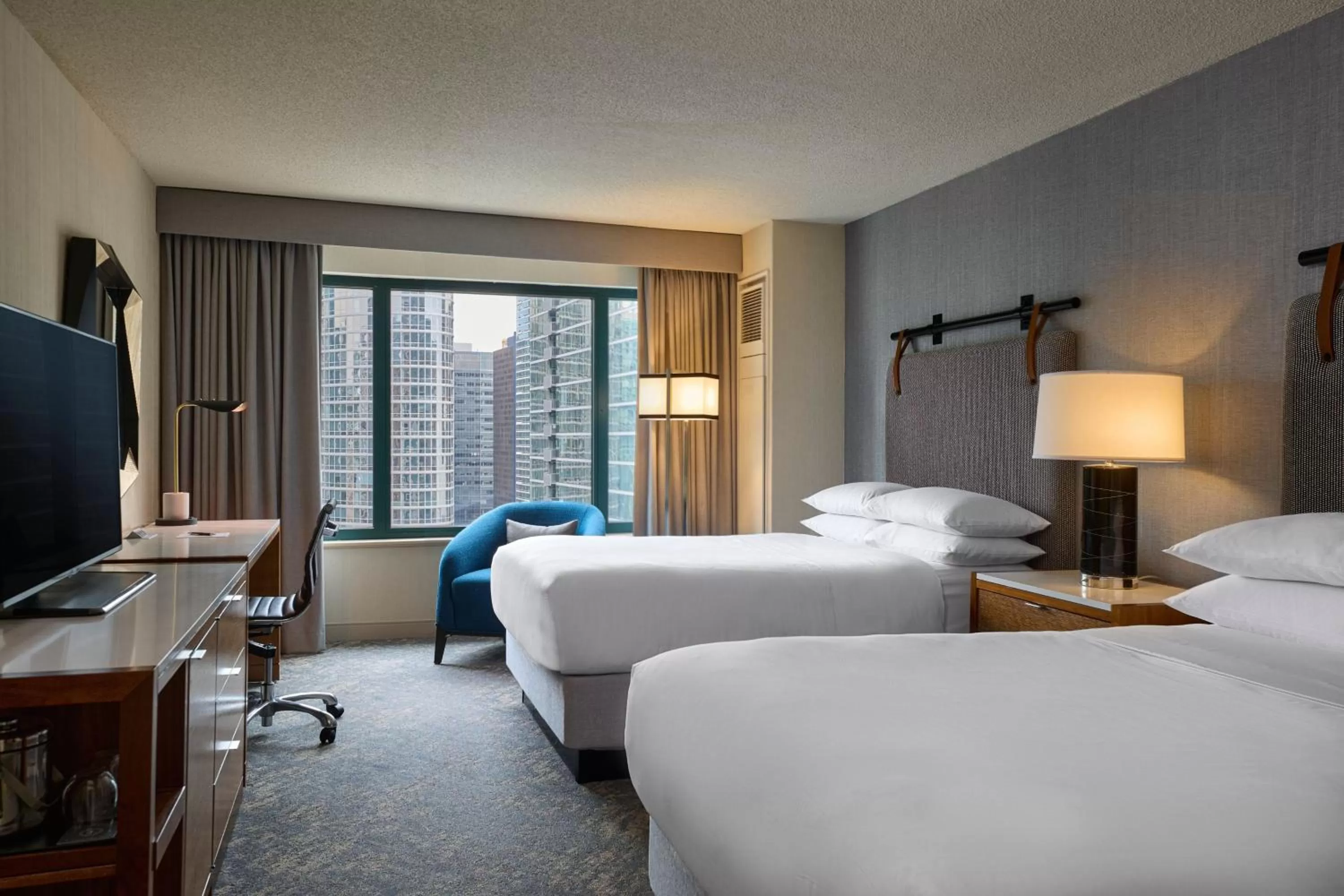 Photo of the whole room, Bed in Sheraton Grand Chicago Riverwalk