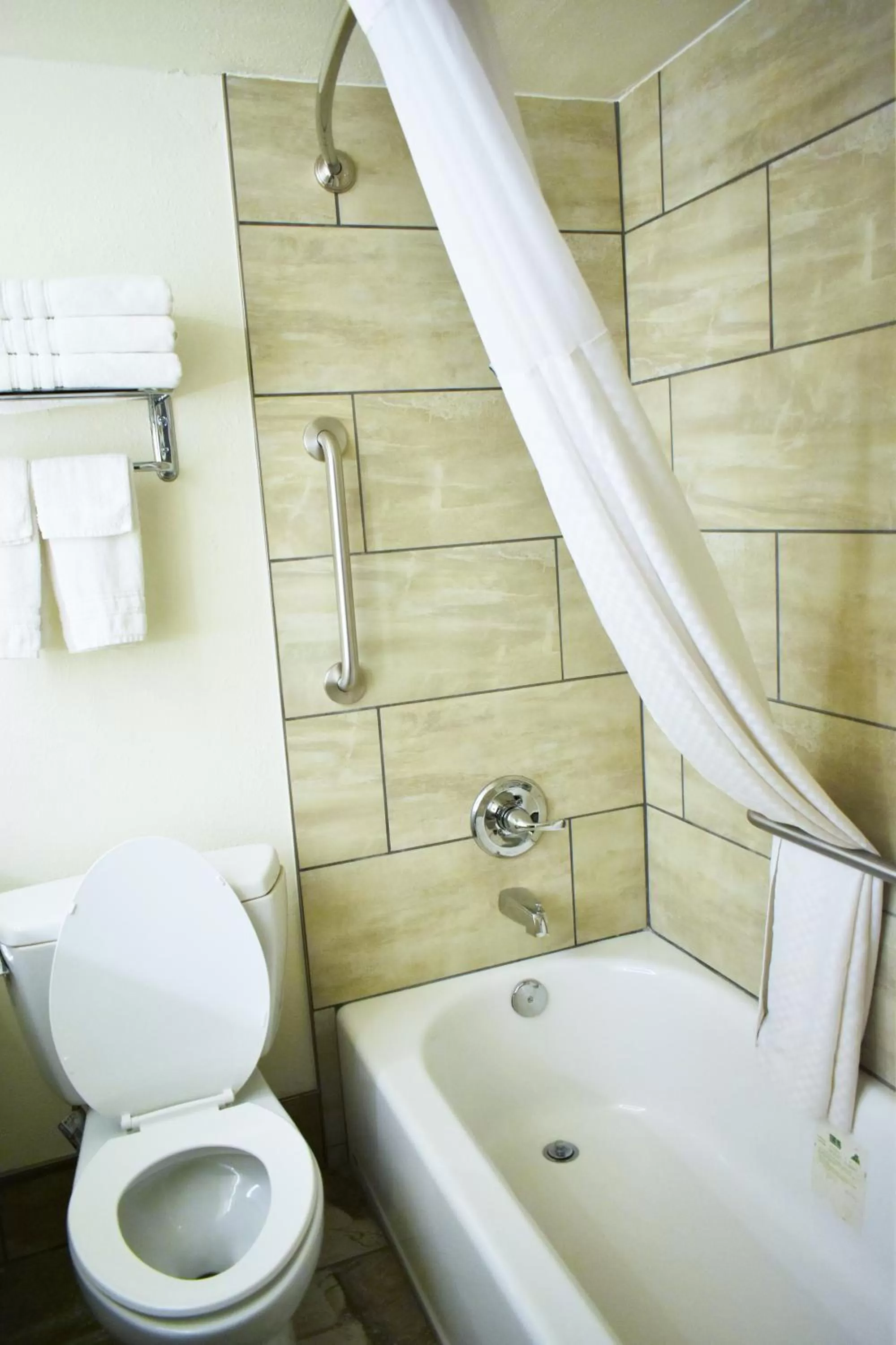 Toilet in Knights Inn Page