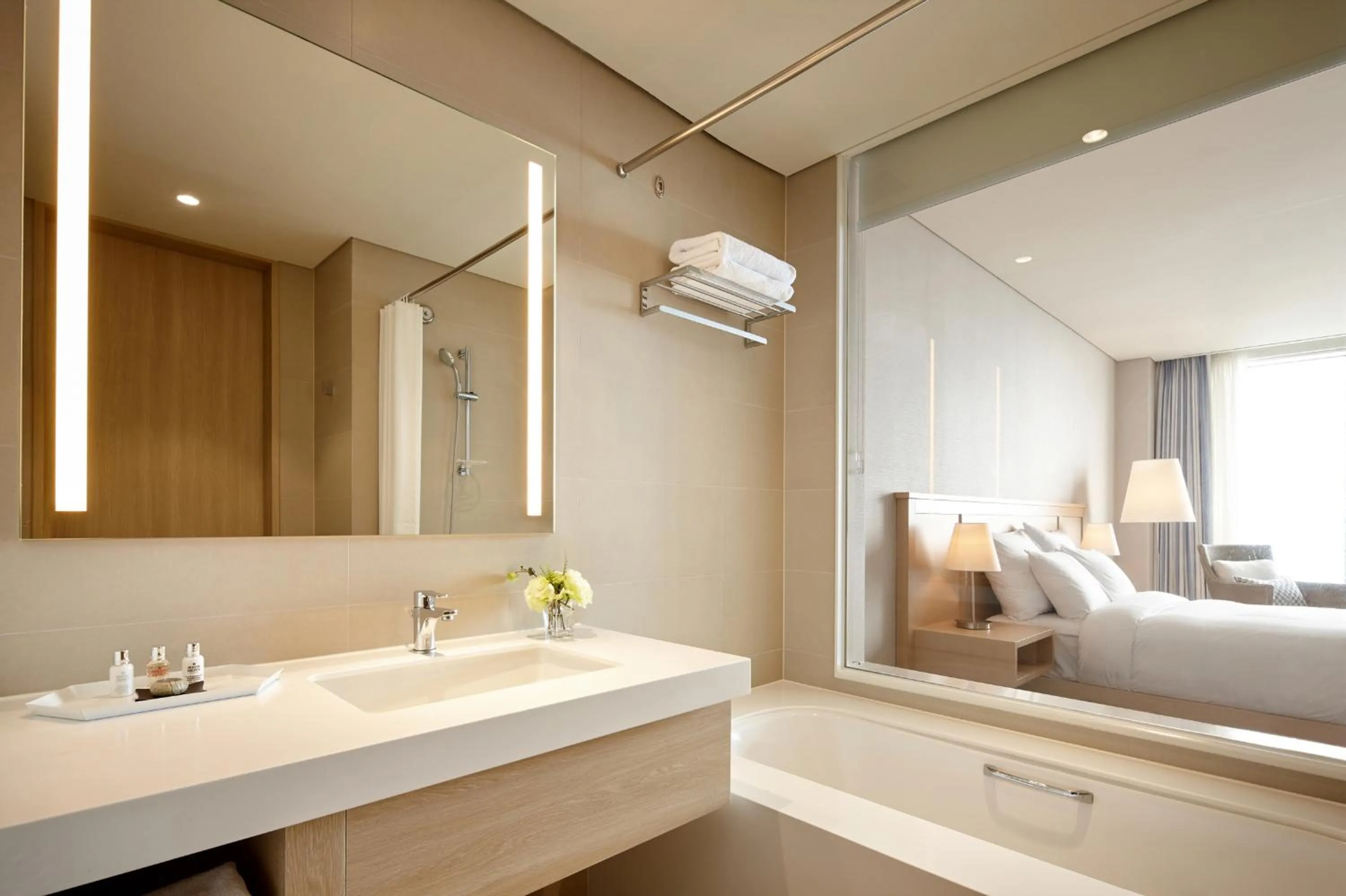 Toilet, Bed in Lotte Resort Sokcho