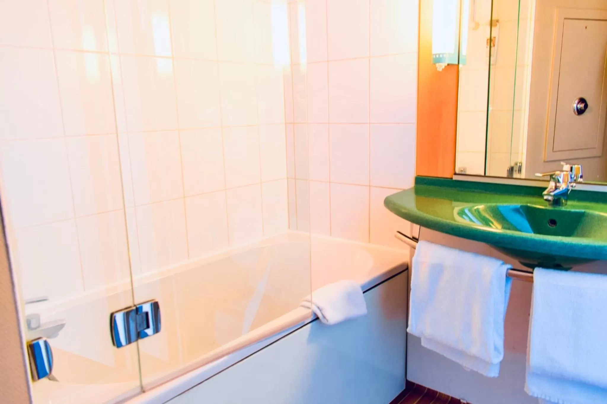 Bathroom in ibis Strasbourg Aéroport Le Zénith