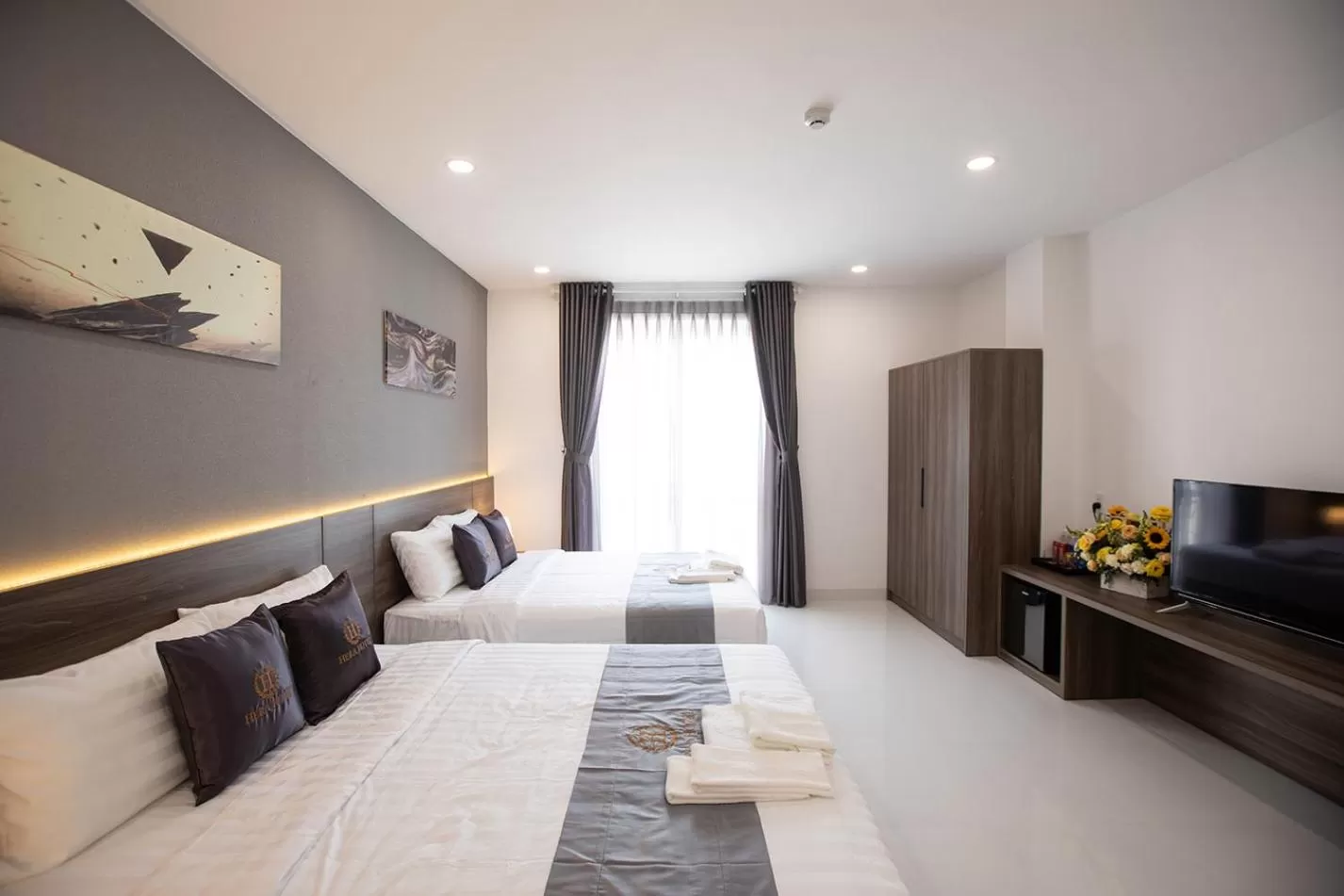 Communal lounge/ TV room, Bed in Hera Hotel Airport