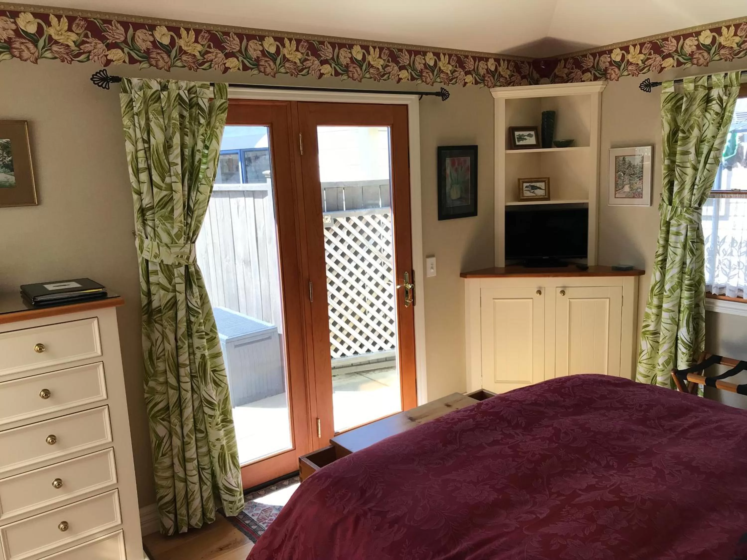 Bedroom, TV/Entertainment Center in Baywick Inn Bed & Breakfast