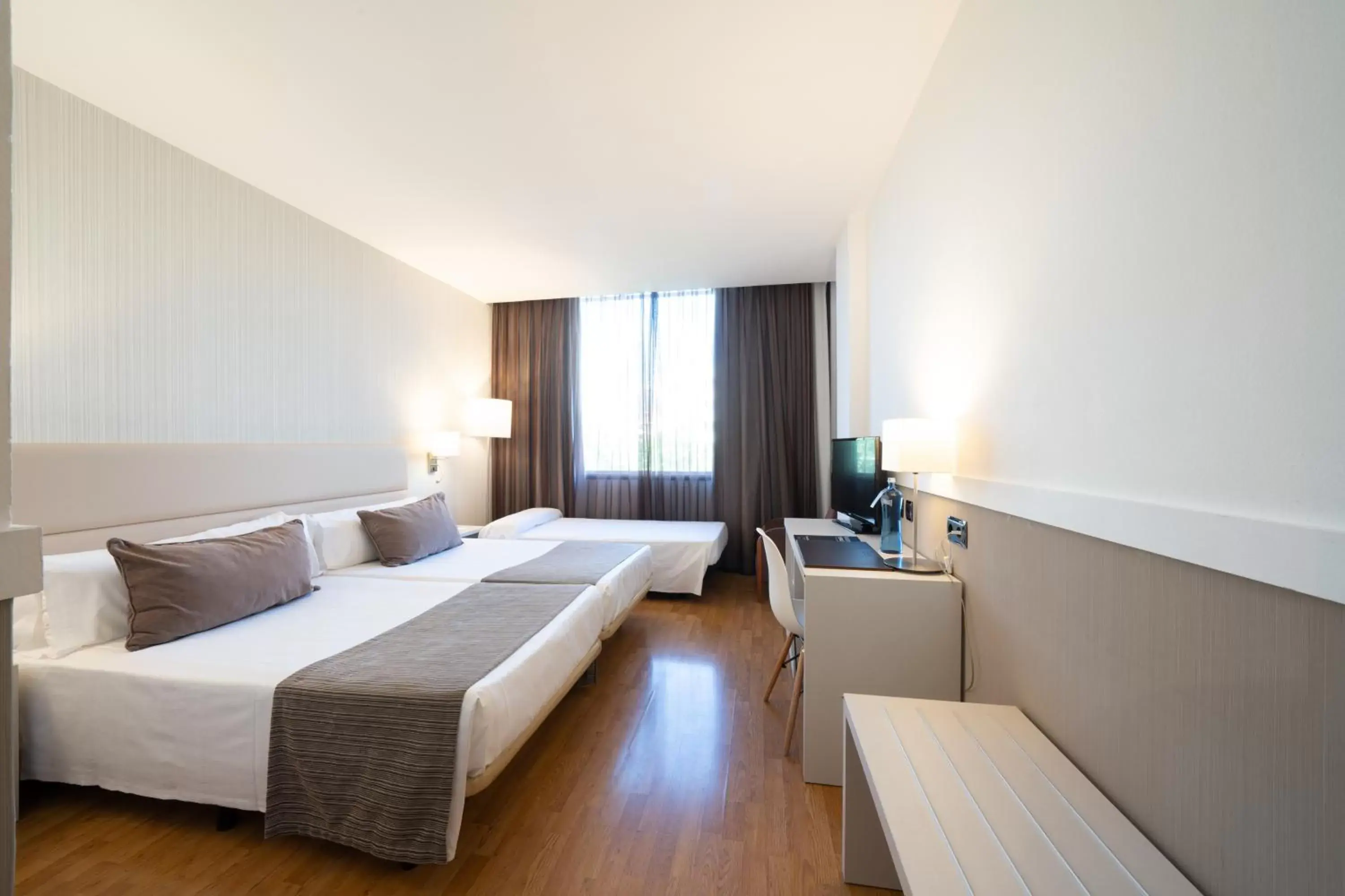 Triple Room in Catalonia Gran Hotel Verdi Triple Room in Catalonia Gran Hotel Verdi