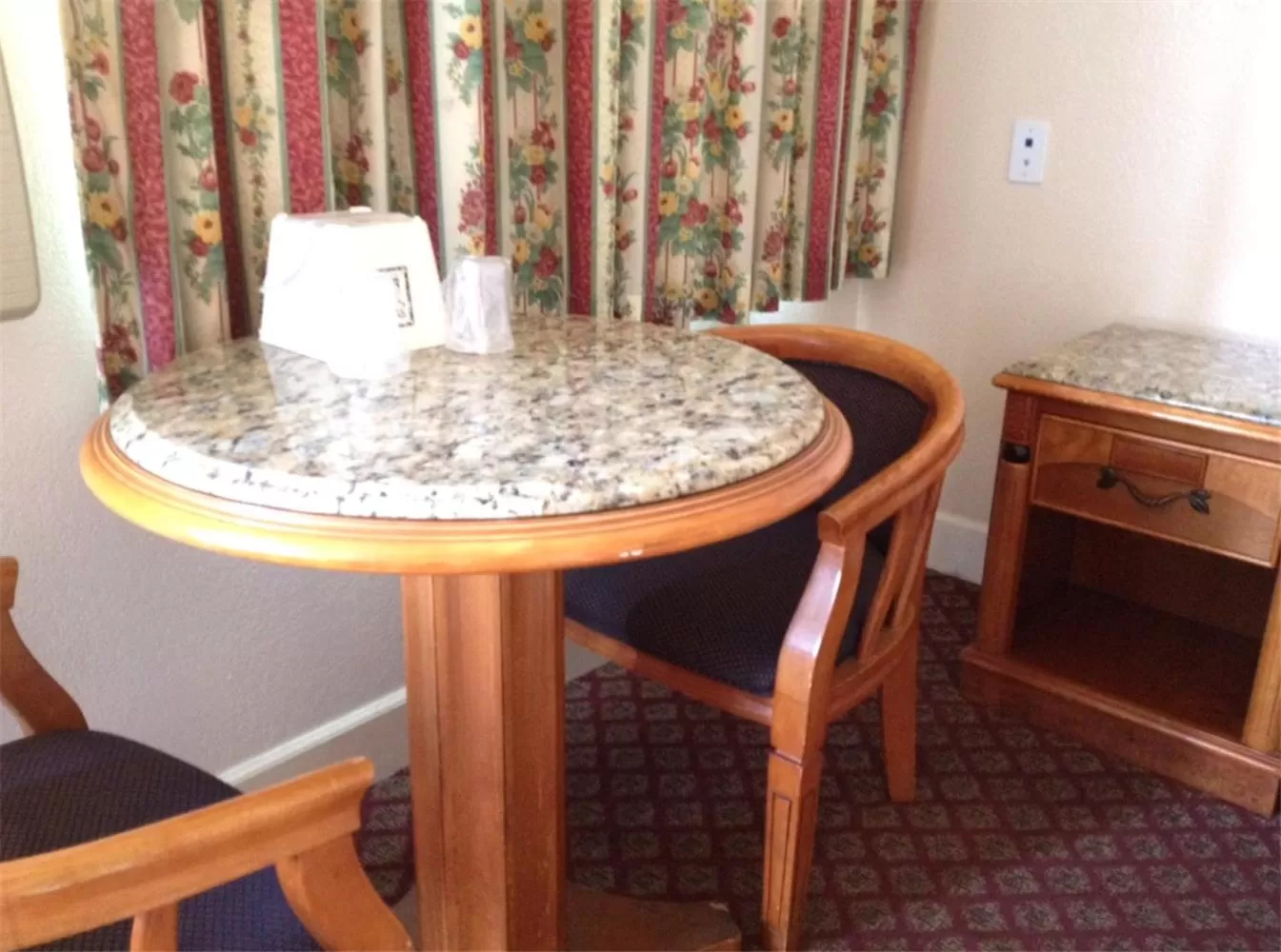 Seating area in Walls Motel Long Beach