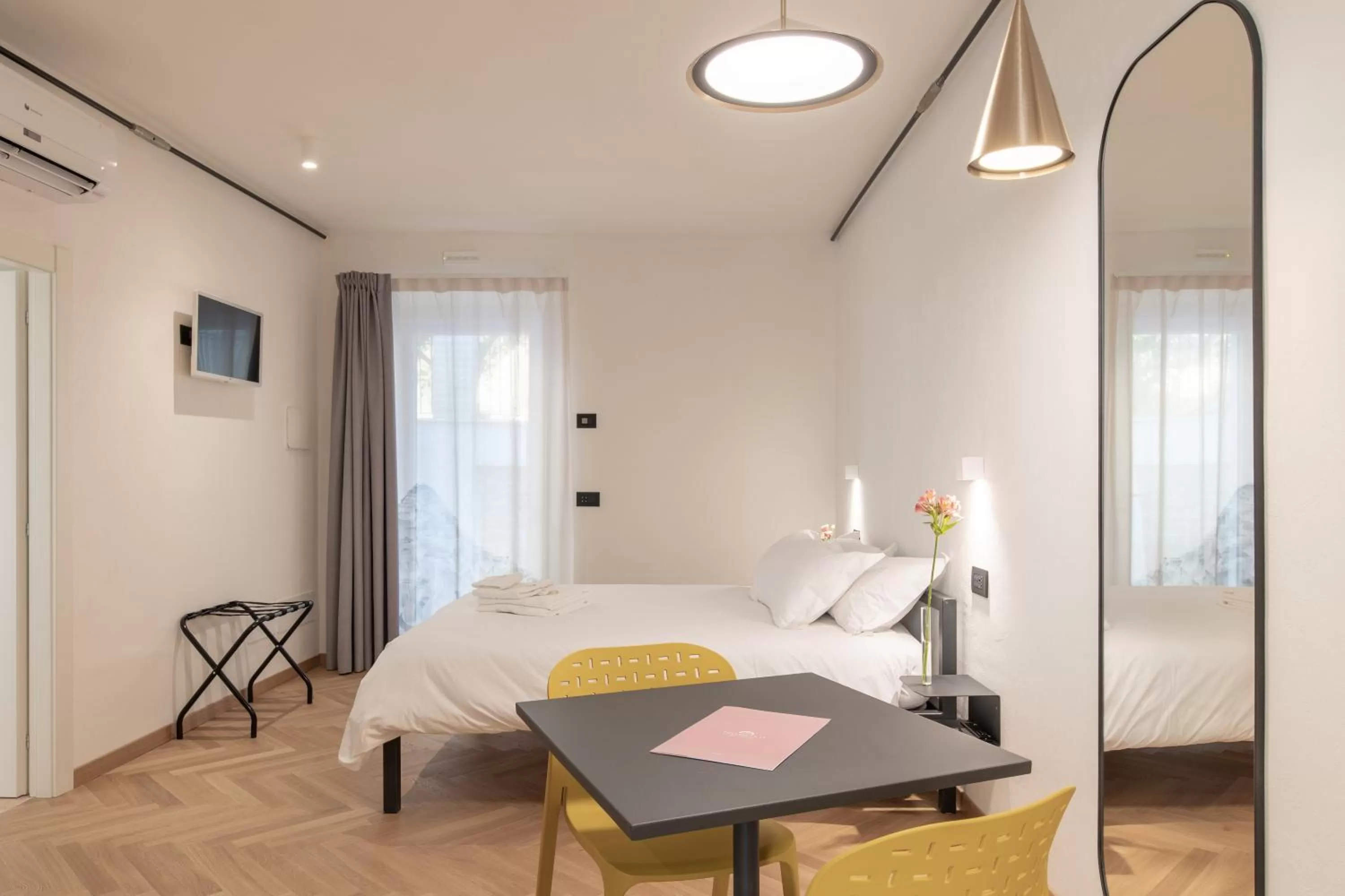 Bed in OGNISSANTI GuestHouse & Suites