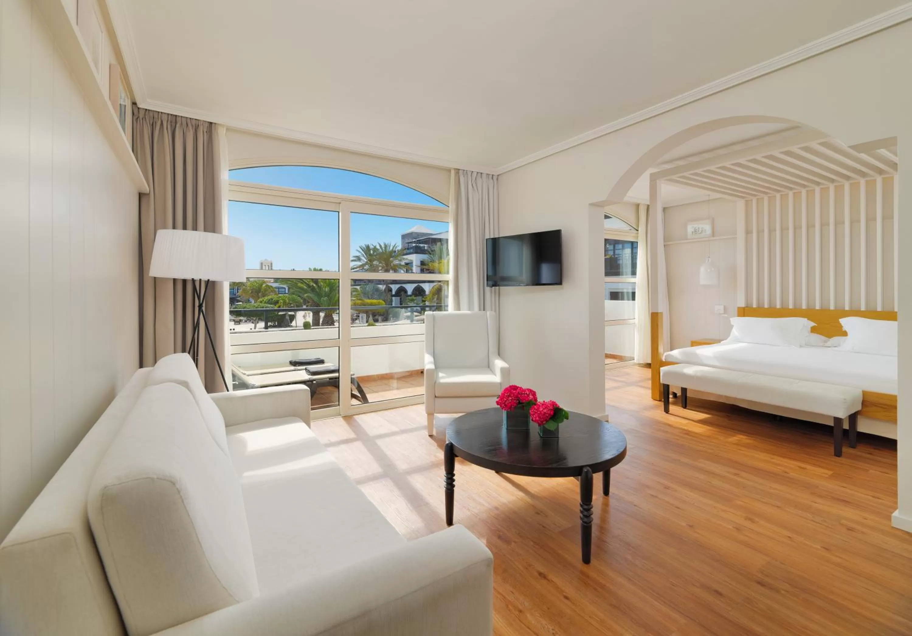 Seating area, Bed in H10 Rubicón Horizons Collection