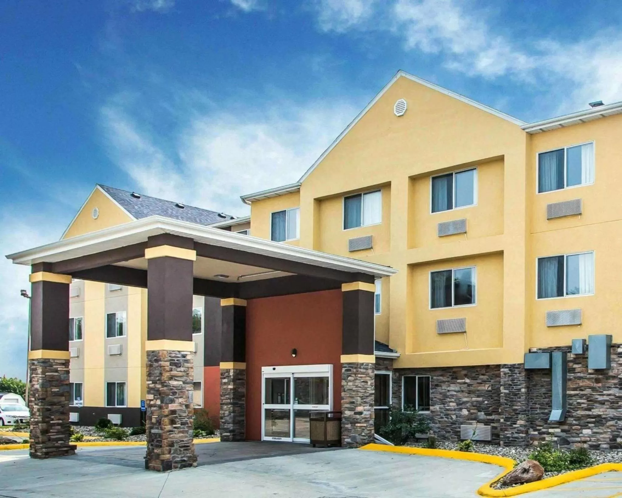 Property building in Comfort Inn & Suites Waterloo - Cedar Falls