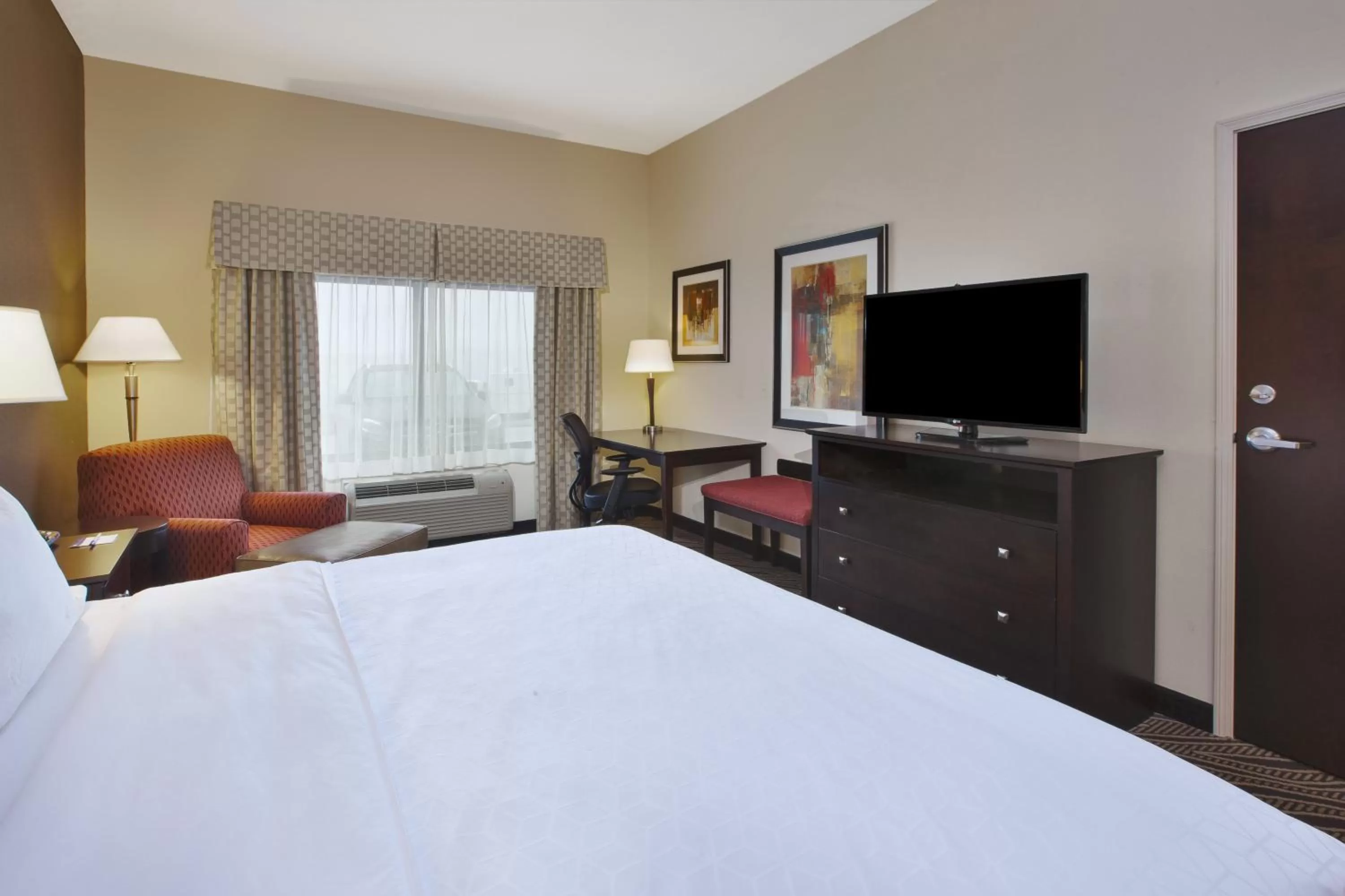 Photo of the whole room, Bed in Holiday Inn Express & Suites Washington - Meadow Lands by IHG