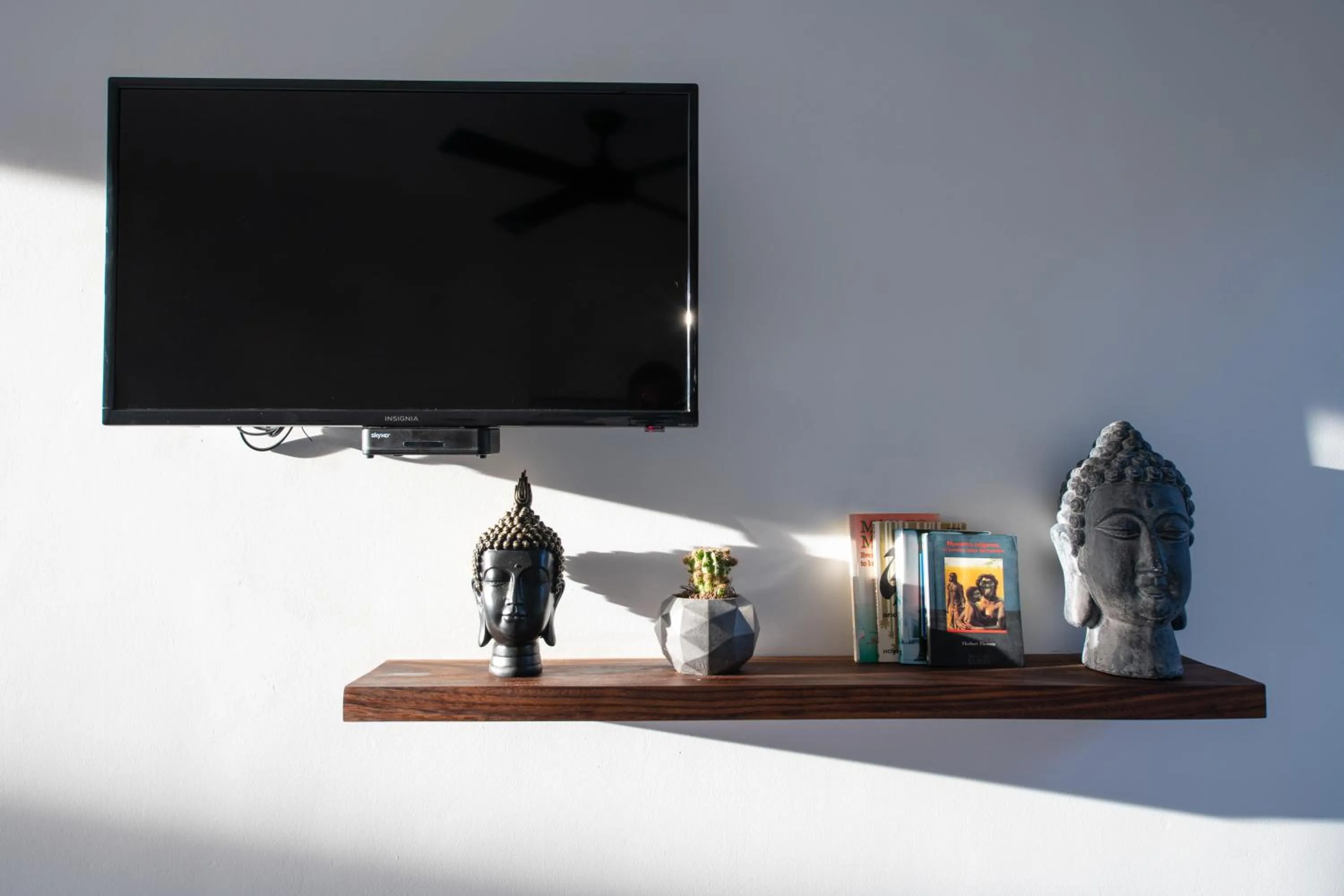 Communal lounge/ TV room in Avela Boutique Hotel