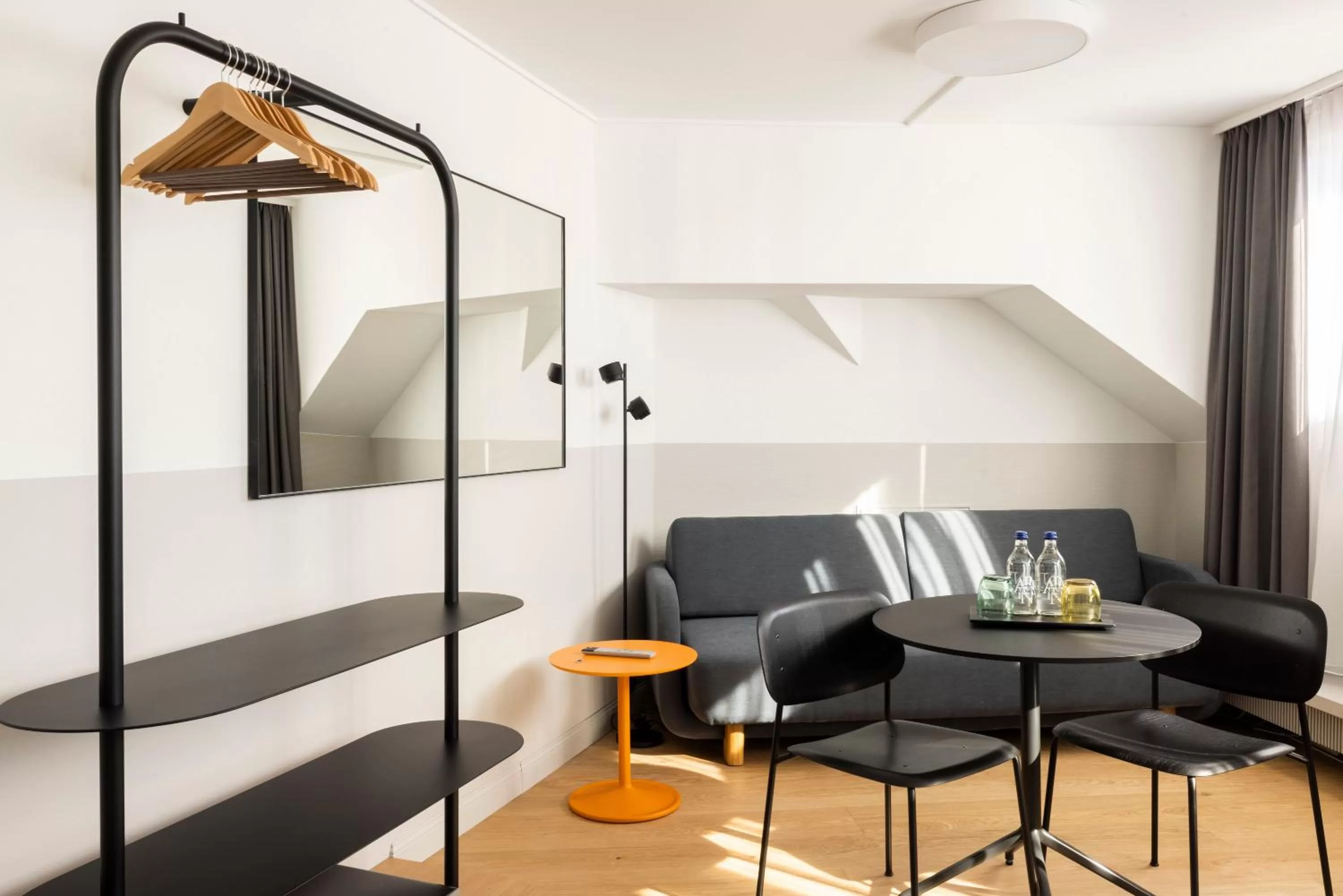 Photo of the whole room in Fred Hotel Zürich Hauptbahnhof