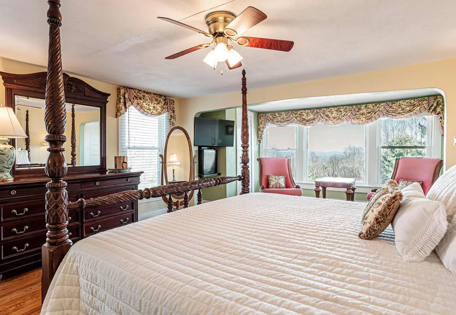 Bedroom, Bed in Echo Mountain Inn
