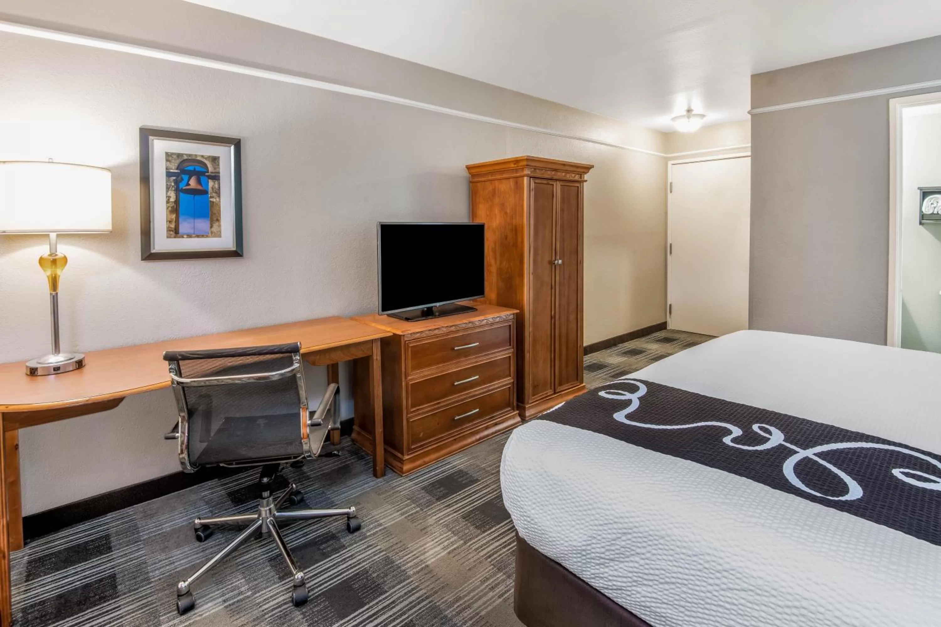 Bed in La Quinta Inn by Wyndham San Antonio Brooks City Base